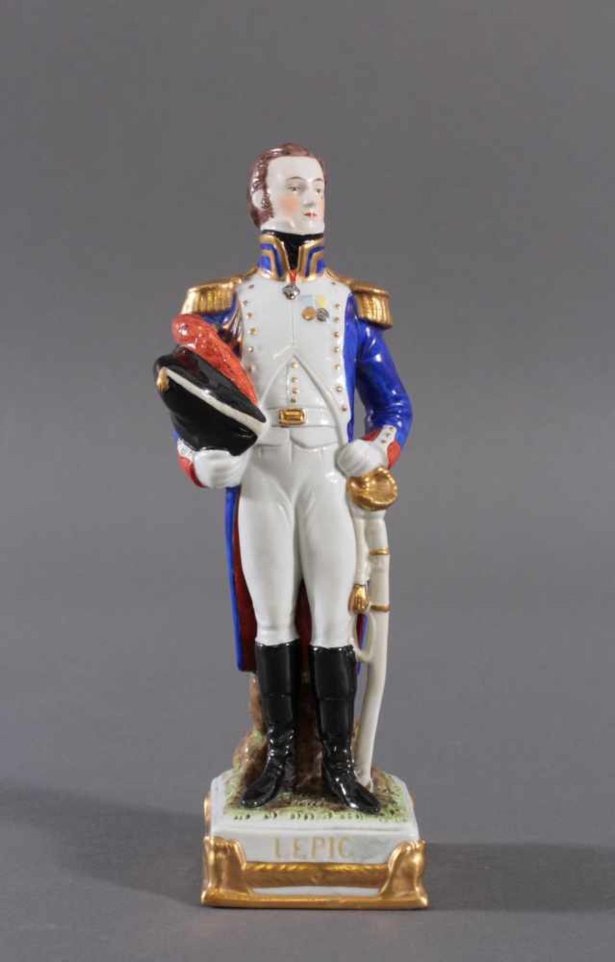 Scheibe Alsbach - Figur, Ludovic Napoleon Lepic 1765 - 1889Stehender Napoleon auf Porzellansockel,