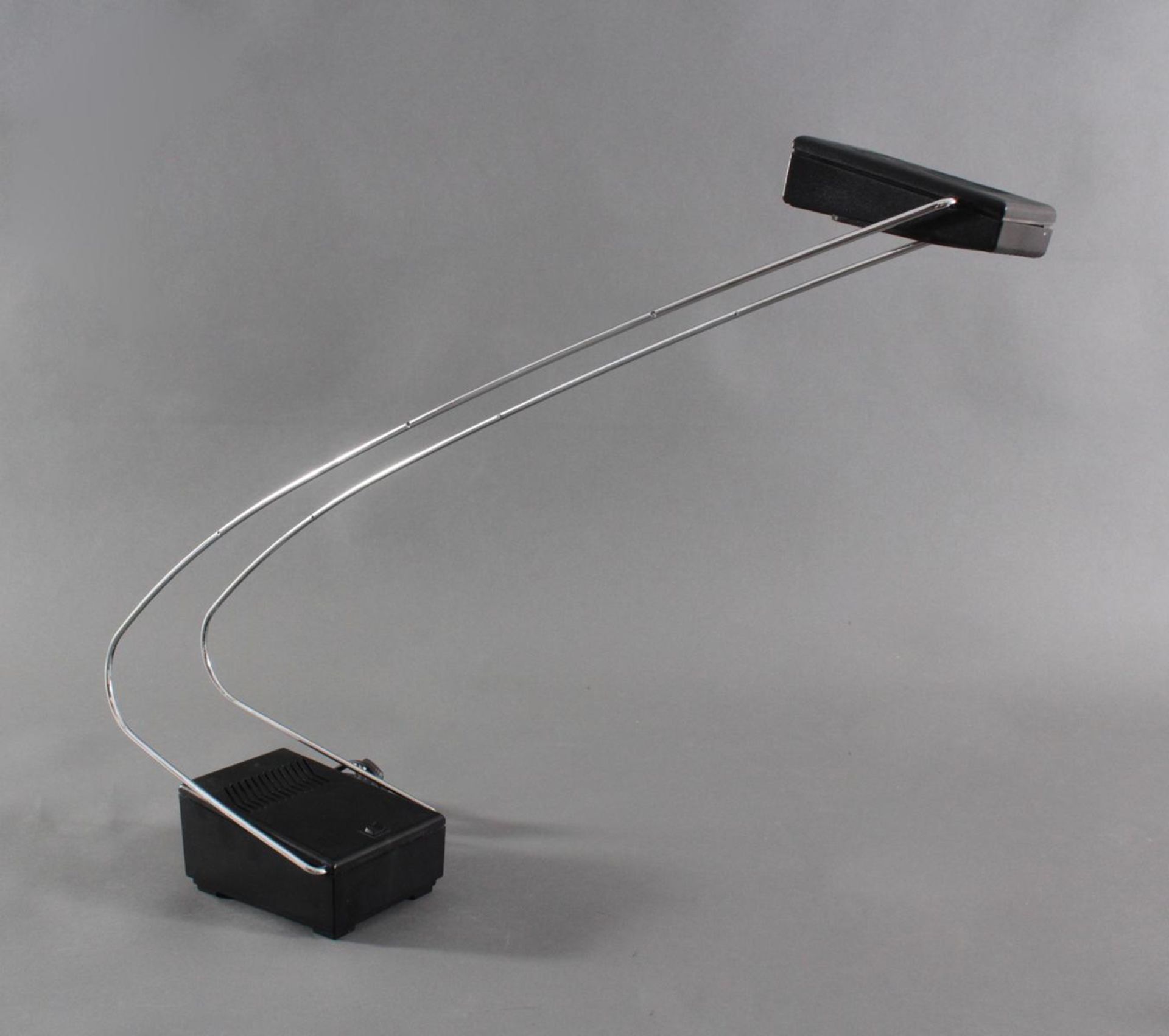 Designer Tischlampe, 80er JahreKunststoff/Metall. Lampe mit Halogen Beleuchtung, ca. H-52 cm. - Bild 3 aus 3