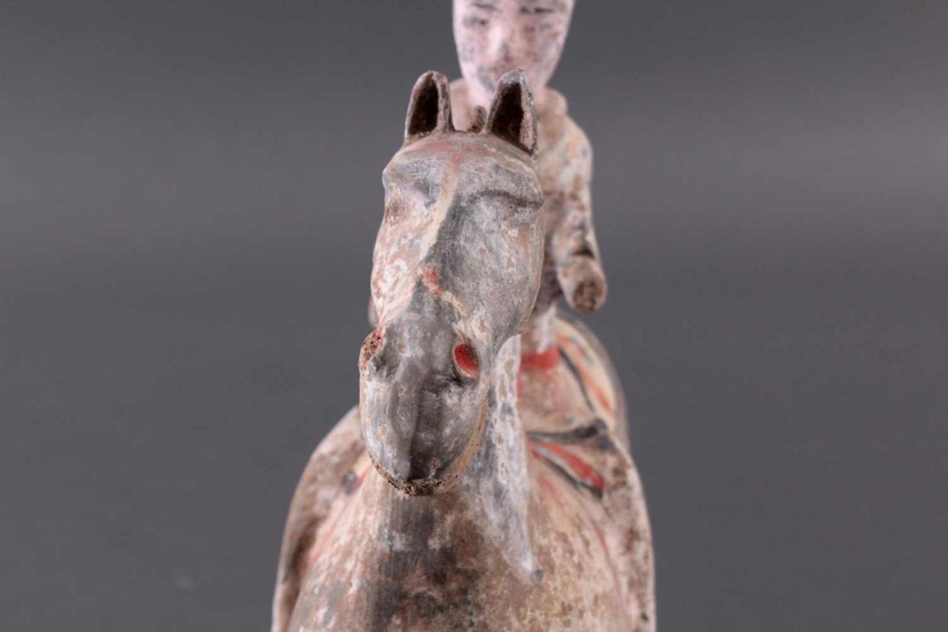 China Han-Dynastie, Pferd mit Reiter aus gebranntem TonPferd und Reiter sind ausführlich, mit - Image 6 of 8