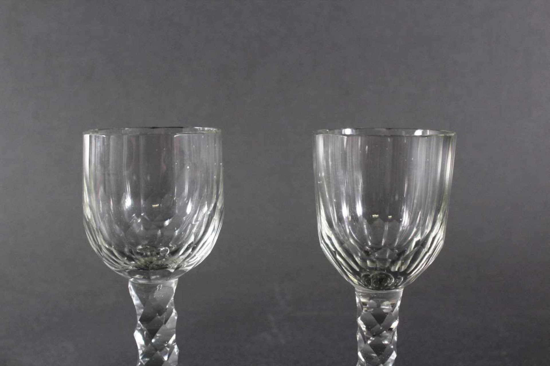 Barock Gläser, 18. Jh.Farbloses Glas, facettierte Kuppa, über rundem Scheibenfuß. Rauten- - Image 2 of 5