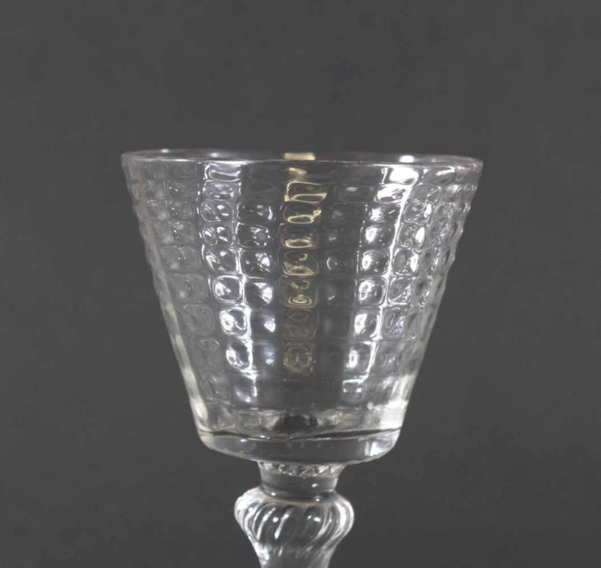 Südweinglas, Lüttich, um 1780Farbloses Glas, mit wabenartiger Struktur überzogene Kuppa. - Image 3 of 5
