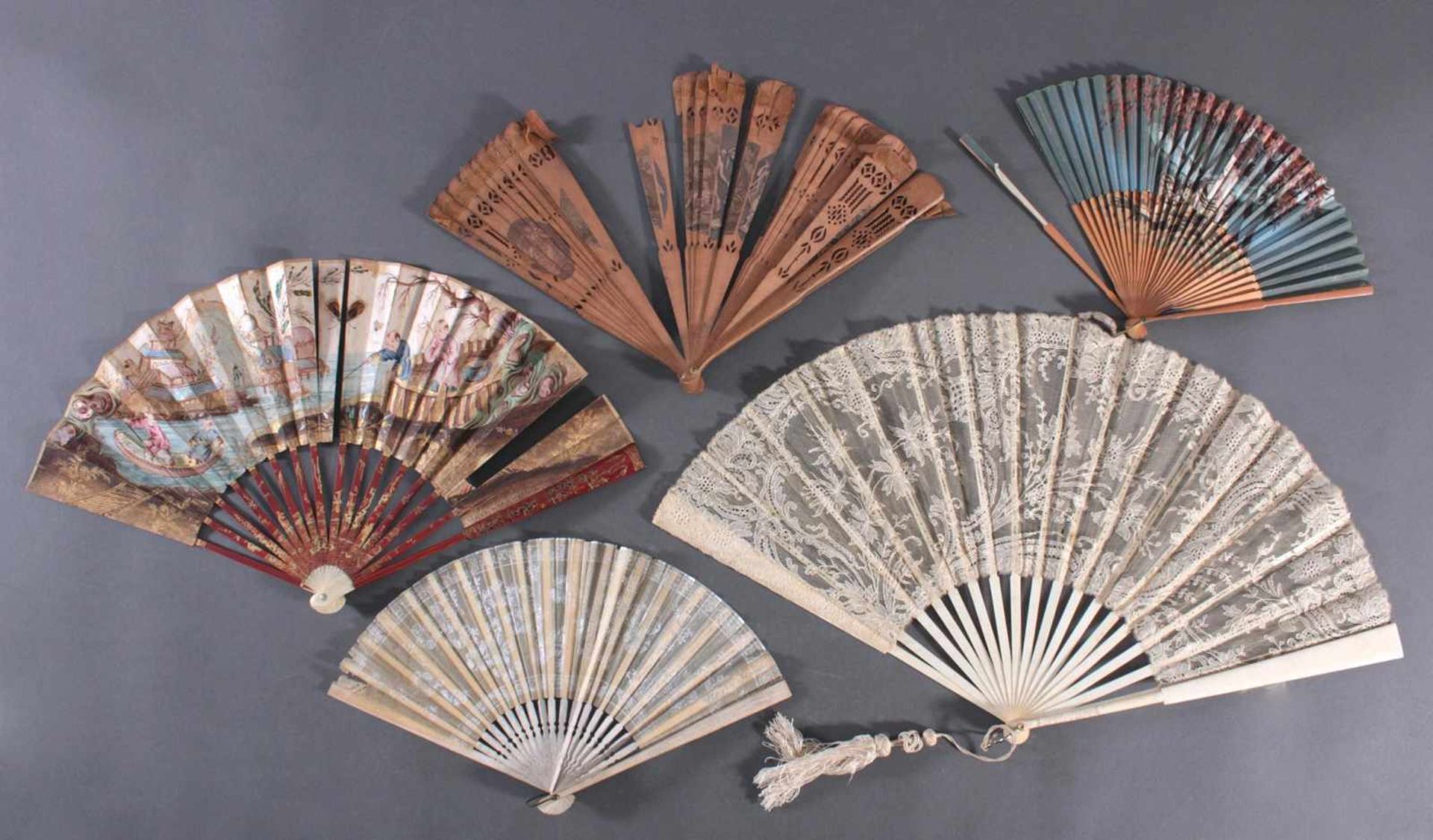 Fünf Fächer 18./19. Jahrhundert, Frankreich/AsienBein/Holz/Textil/Papier, ornamental durchbrochene
