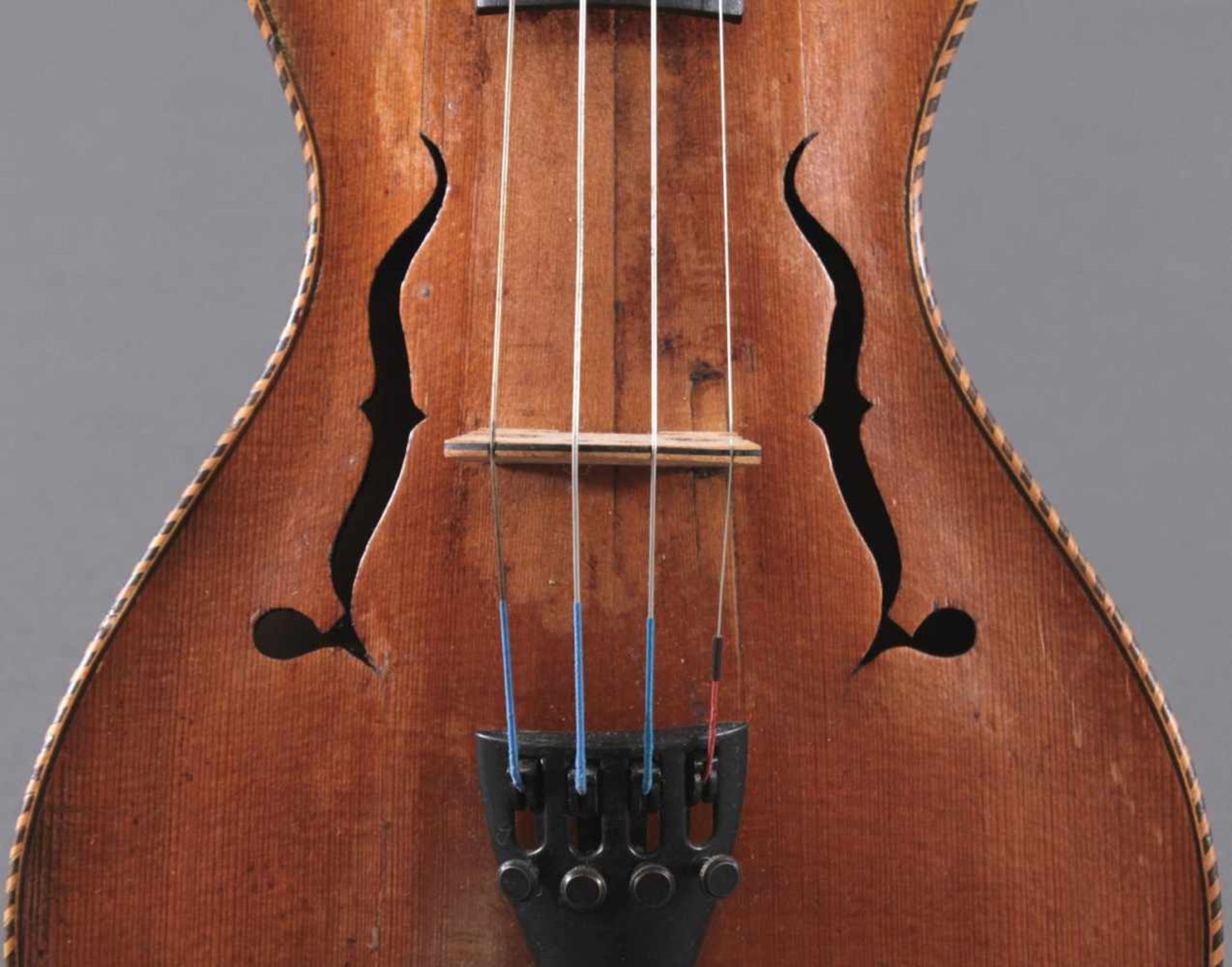 Guseto-Geige mit Geigenbogen um 1900Der Drehknopf am Bogen fehlt, wurde am Steg repariert, - Bild 6 aus 8