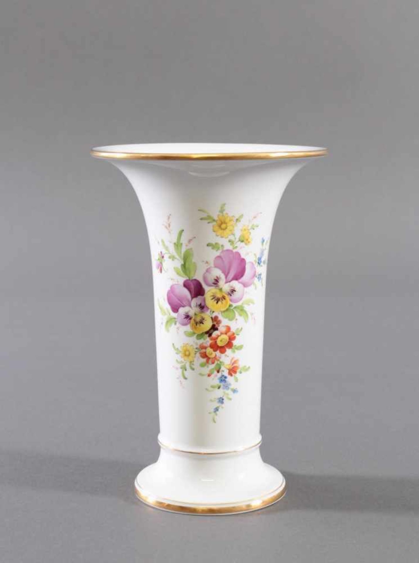 Vase KPMTrompetenform, Weißporzellan, auf der Schauseite mit polychromer Blumenbemalung, Goldrand,