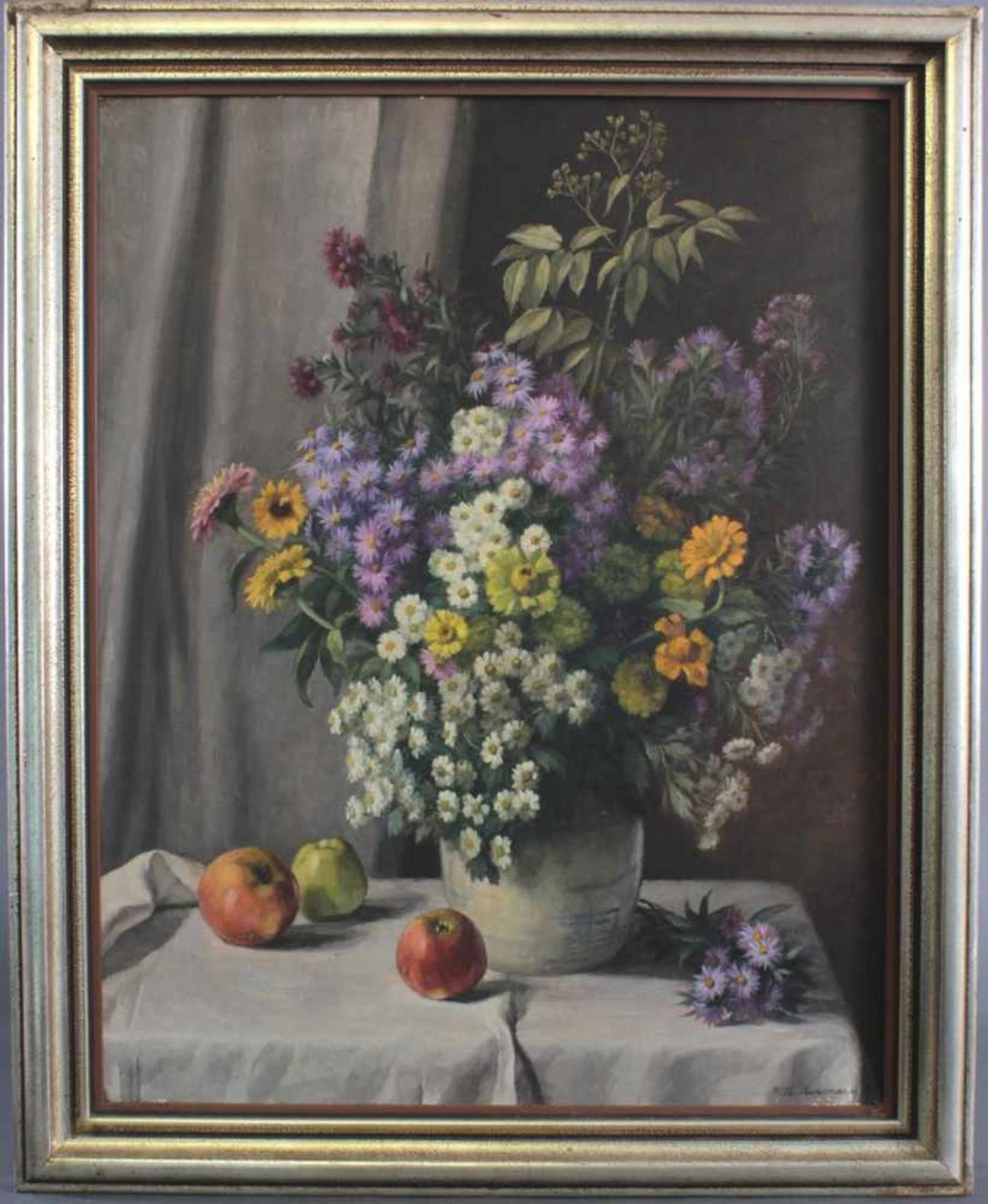 Wilhelm Hanemann (1880 - 1962), Frühlingsstrauß in einem Fayencekrug auf einem Tisch mit ÄpfelnÖl