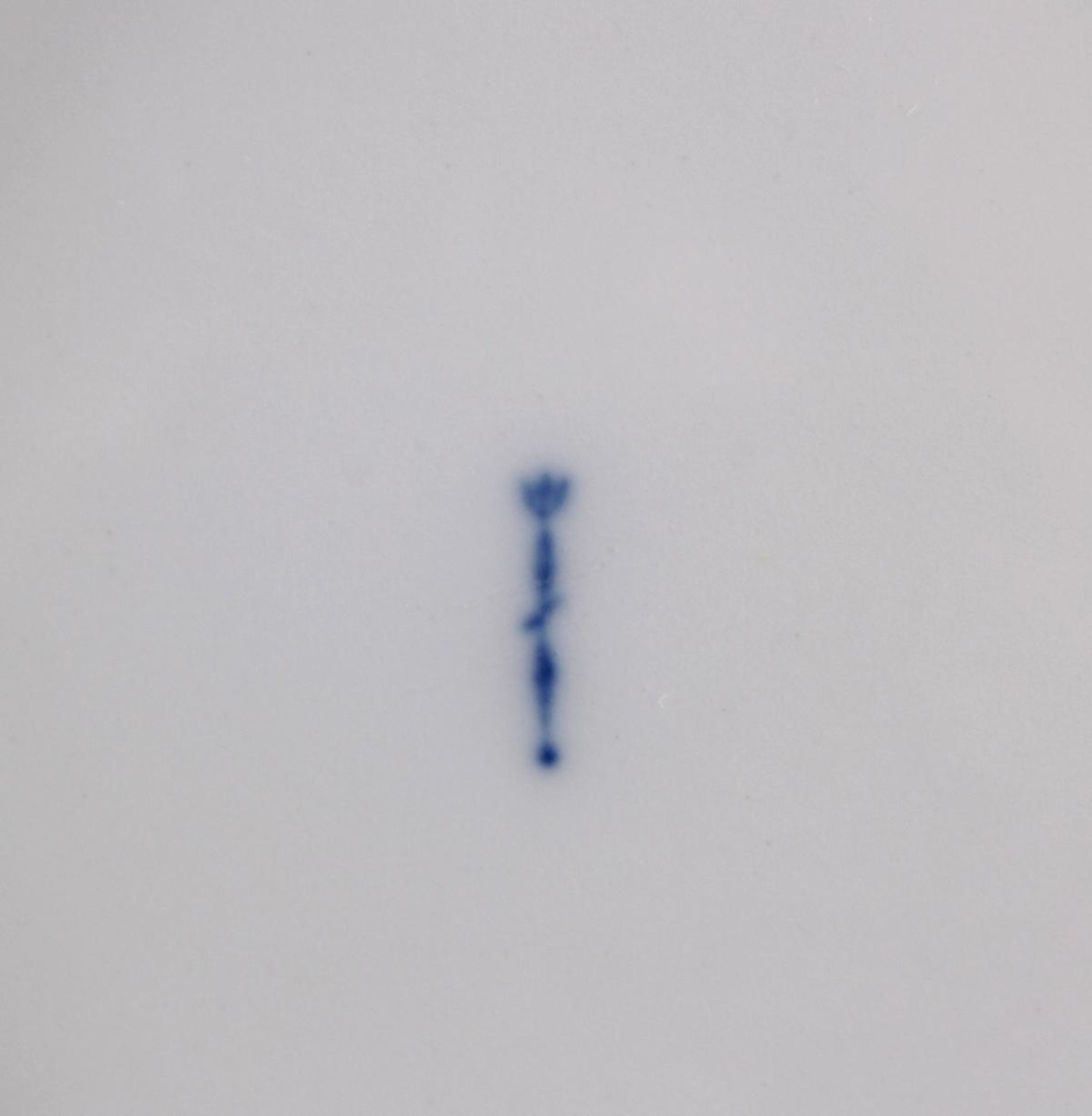 4 Teller KPM BerlinReliefiertes Weißporzellan mit durchbrochen gearbeitetem Rand, Goldrand, blaue - Bild 3 aus 3