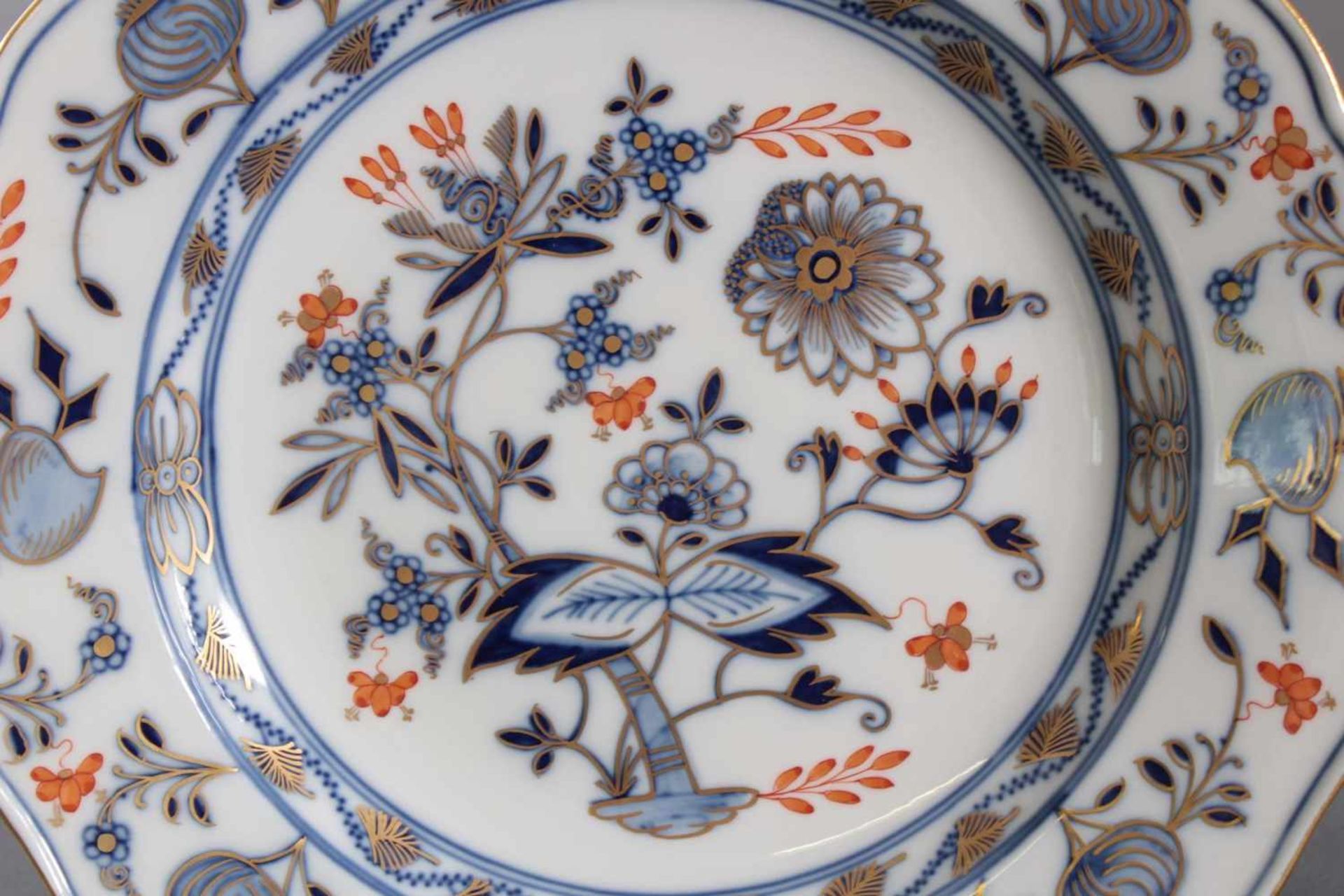 Paar Meissen Teller, "Zwiebelmuster, rot und Gold"Porzellan mit unter Glasur blauem Zwiebelmuster- - Image 3 of 4