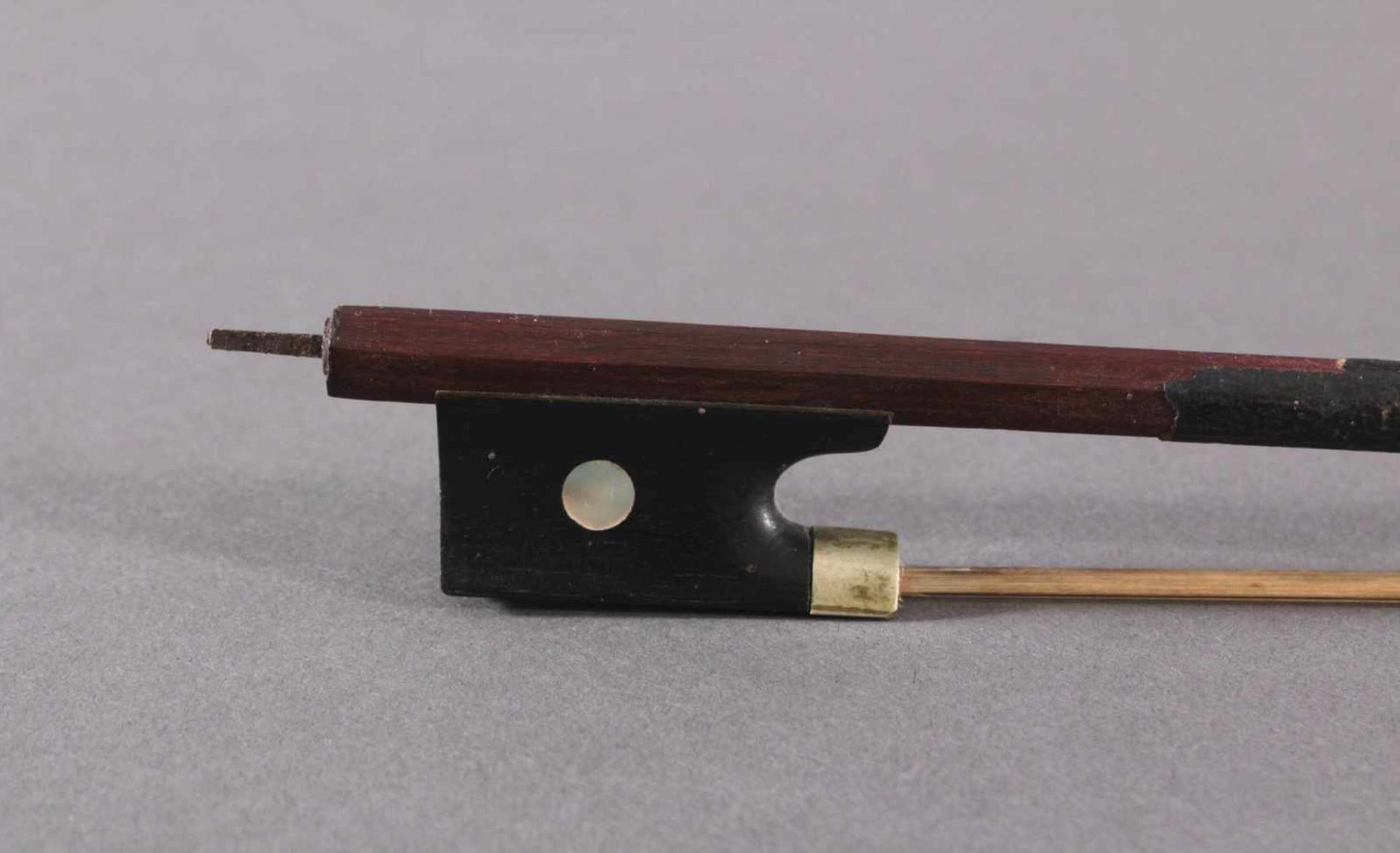 Guseto-Geige mit Geigenbogen um 1900Der Drehknopf am Bogen fehlt, wurde am Steg repariert, - Bild 8 aus 8