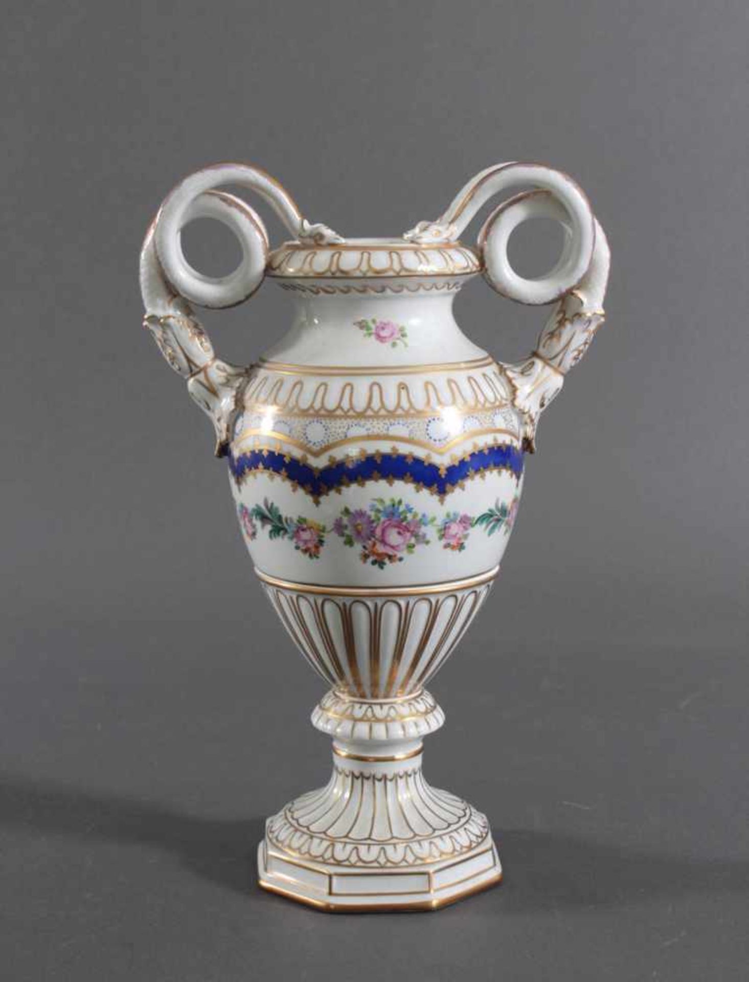 Prunkvolle Potschappel Dresdner Schlangenhenkel-VasePorzellan, weiß glasiert. Auf oktogonalem