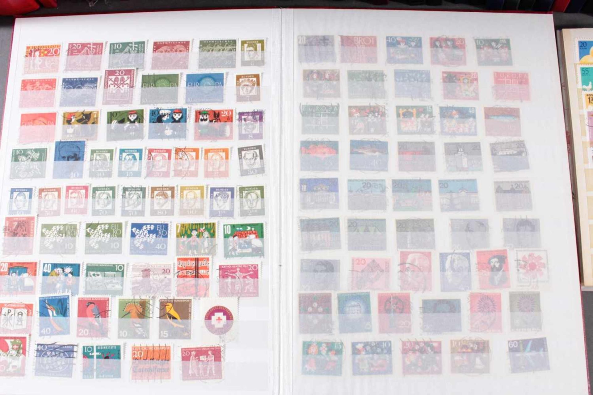 Nachlass Briefmarken MotivsammlungInsgesamt weit über 50 große und kleine Briefmarkenalben mit - Image 2 of 3