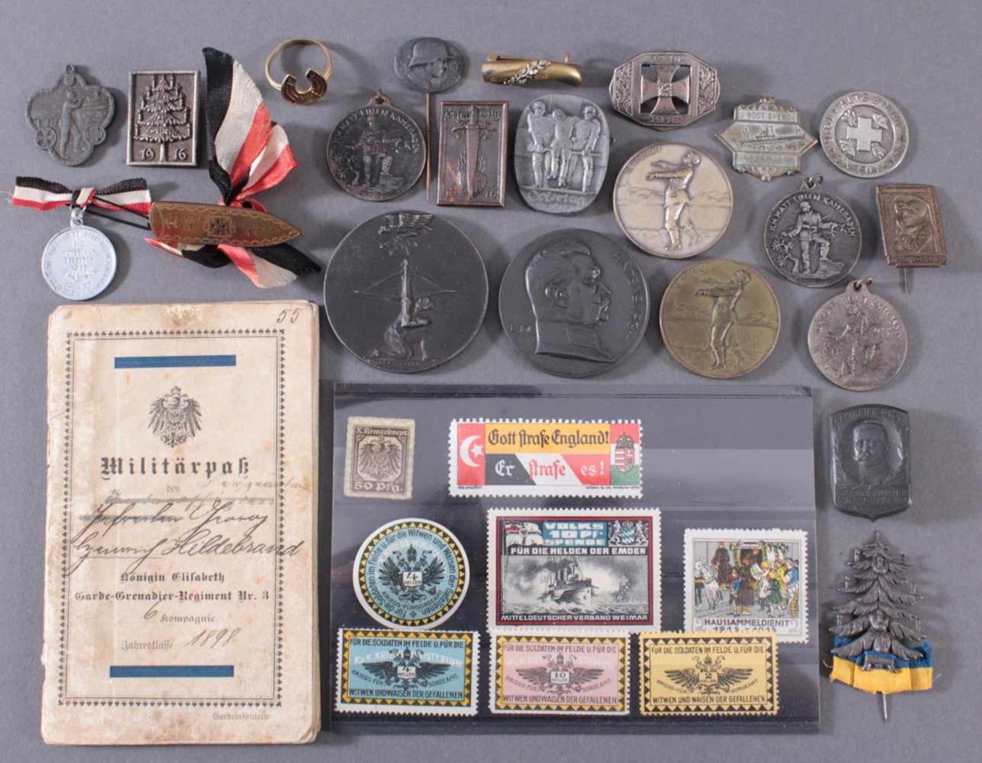 Über 20 Teile Memorabilia, Thema Erster WeltkriegAnstecker, Medaillen, Militärpaß, Vignetten...