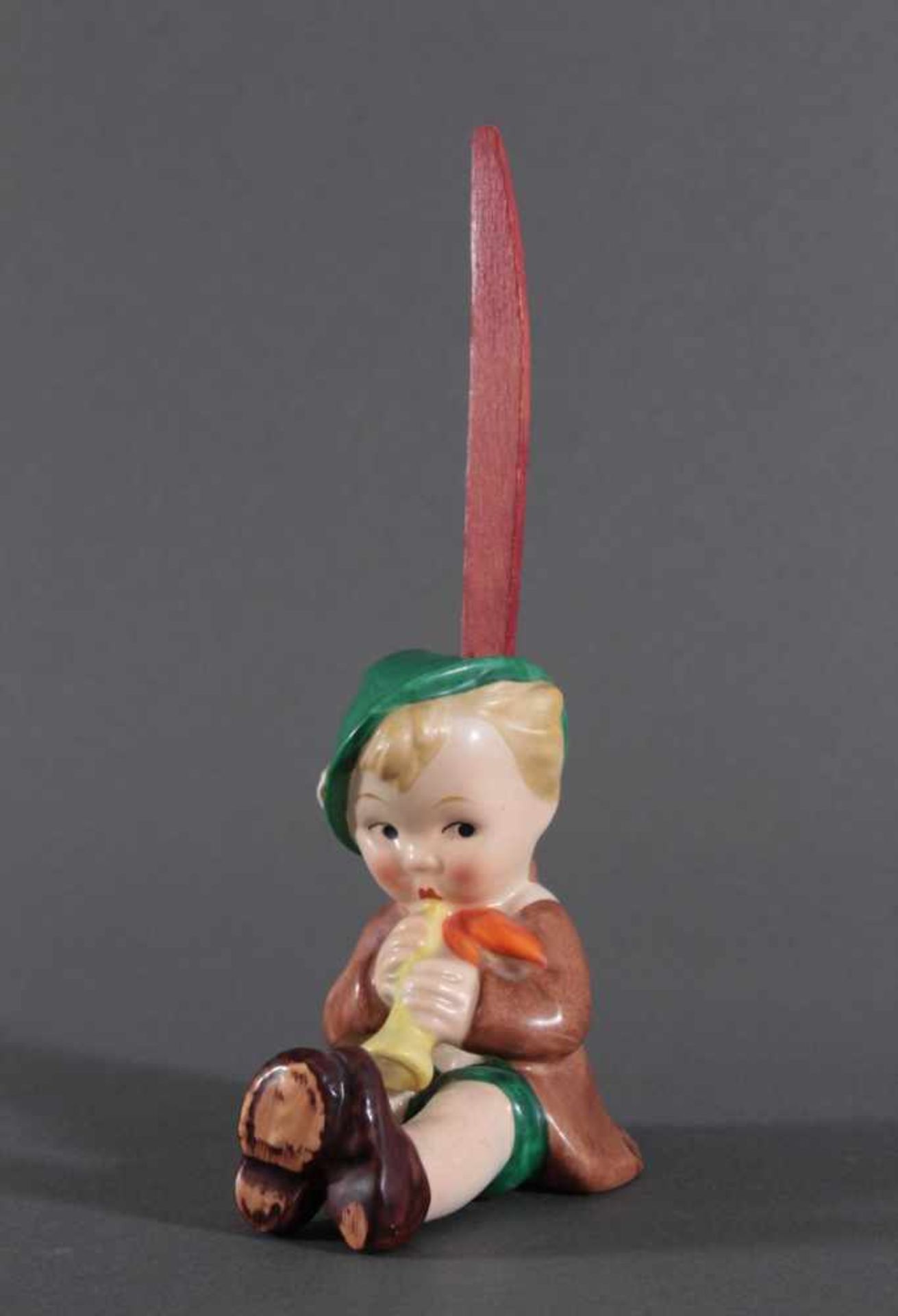 Hummelfigur, Goebel Brezelhalter "Junge mit Flöte" aus den 1940er JahrenModellnummer KF 25,