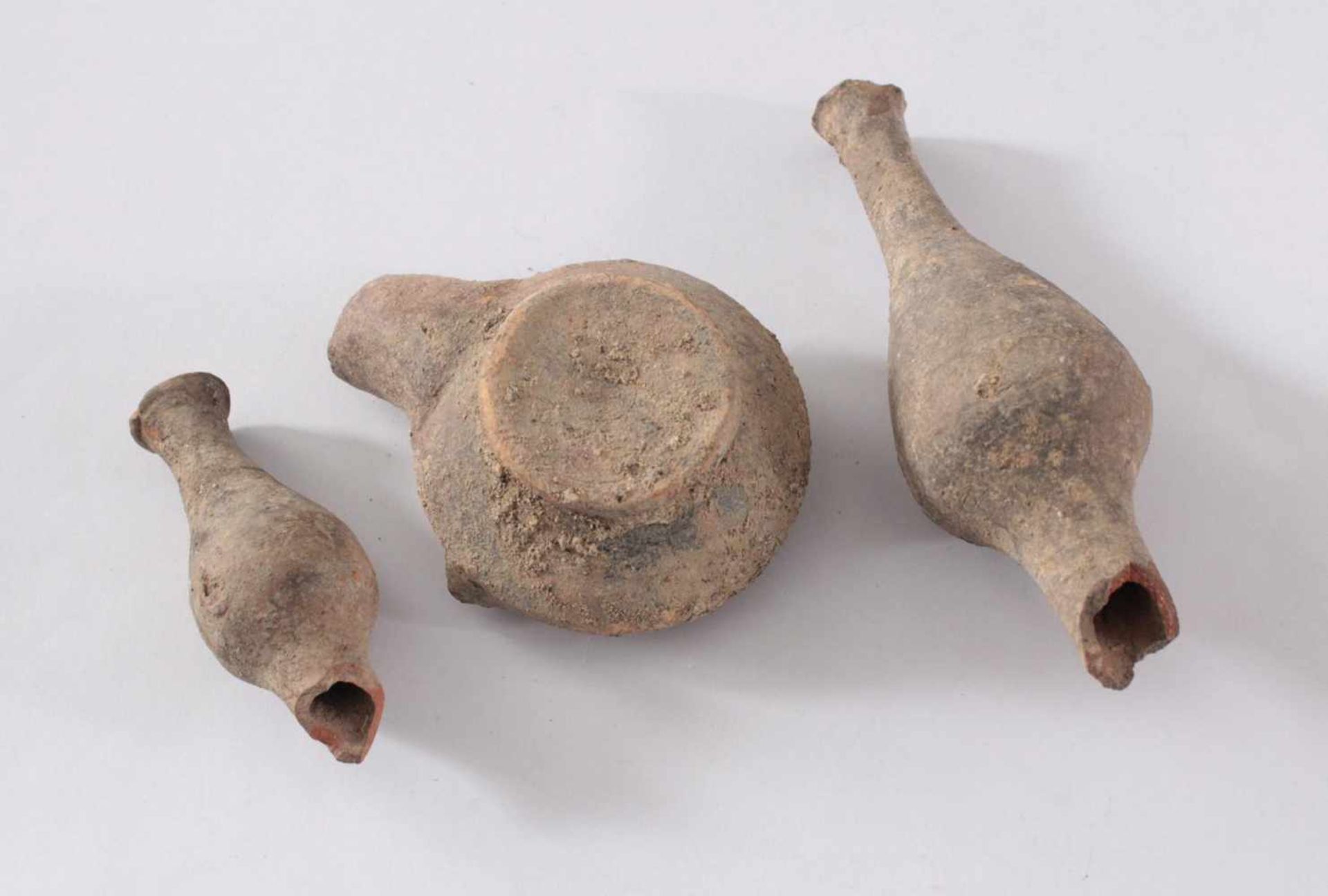 3 Ausgrabungen aus Ton1 Öllampe und 2 Duftbehälter, ca. 7, 8 und 11,5 cm, grauer und roter Scherben - Bild 3 aus 3