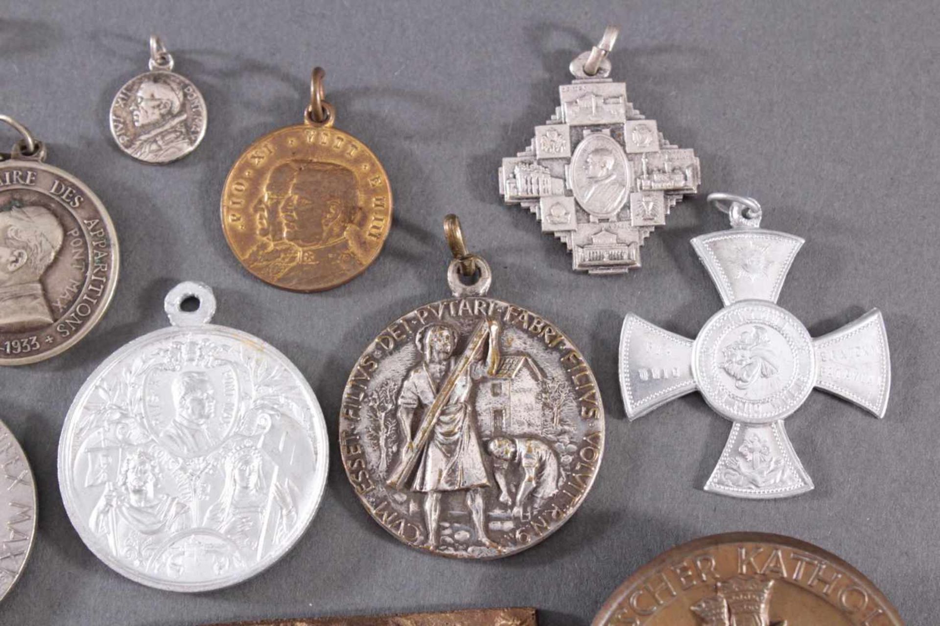 Über 20 Medaillen, thematisch Heilige, Papst etc.Unterschiedliche Größen und unterschiedliches - Image 3 of 9