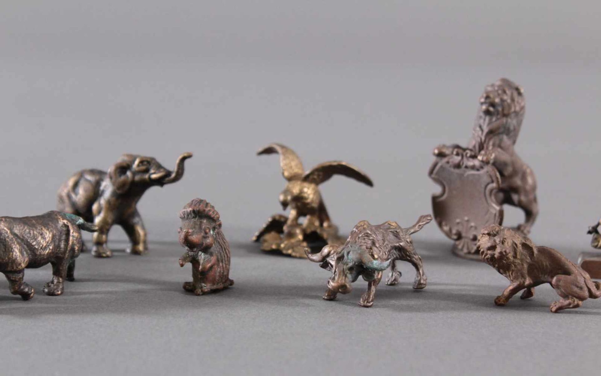 Miniatur Bronzefiguren, 10 Stück1 Löwe mit Wappenschild, ca. Höhe 5 cm. 1 Adler mit ausgebreiteten - Bild 3 aus 7