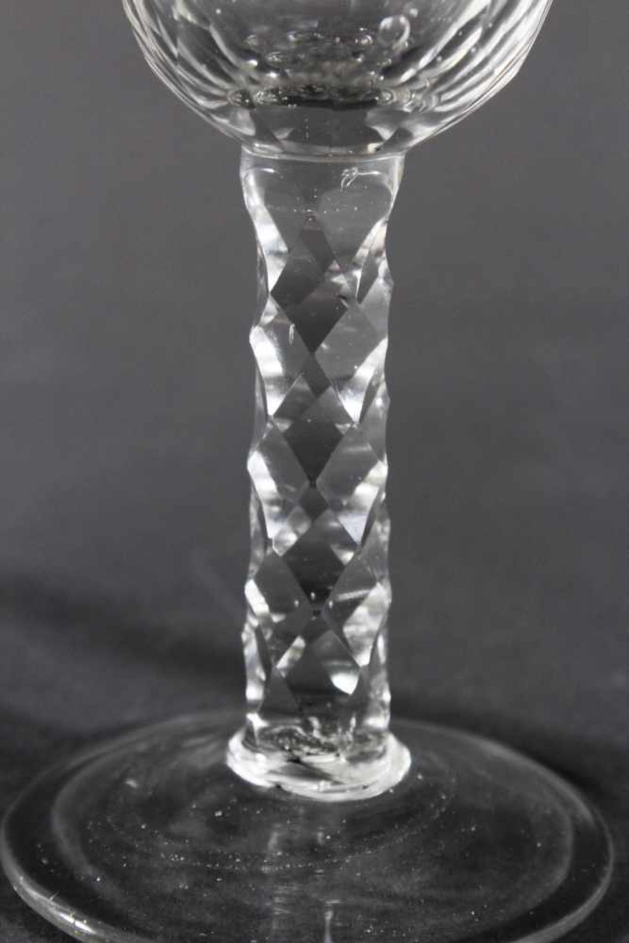Barock Gläser, 18. Jh.Farbloses Glas, facettierte Kuppa, über rundem Scheibenfuß. Rauten- - Image 3 of 5
