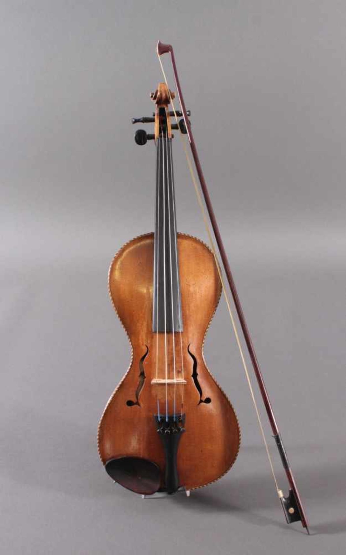 Guseto-Geige mit Geigenbogen um 1900Der Drehknopf am Bogen fehlt, wurde am Steg repariert,
