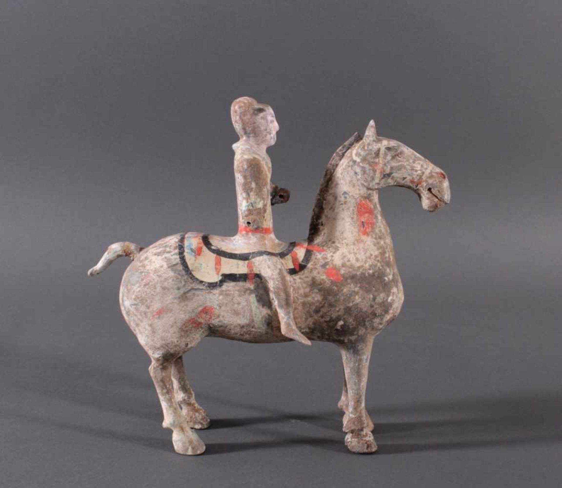 China Han-Dynastie, Pferd mit Reiter aus gebranntem TonPferd und Reiter sind ausführlich, mit - Image 3 of 8