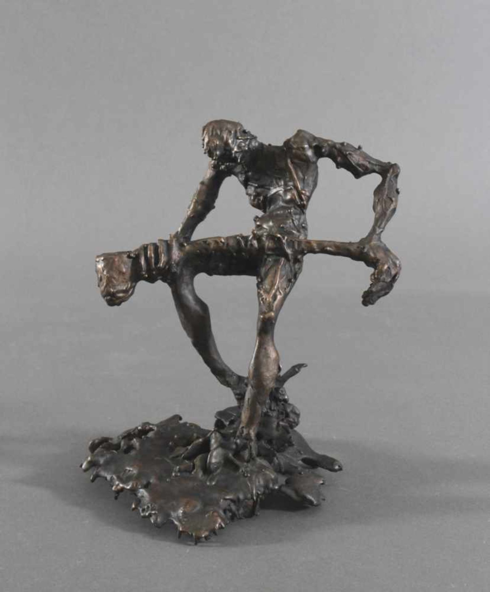 Abstrakte Bronzeskulptur "Giesser", 2. Hälfte 20. Jh.Schwere Skulptur mit dunkler Patina, auf der