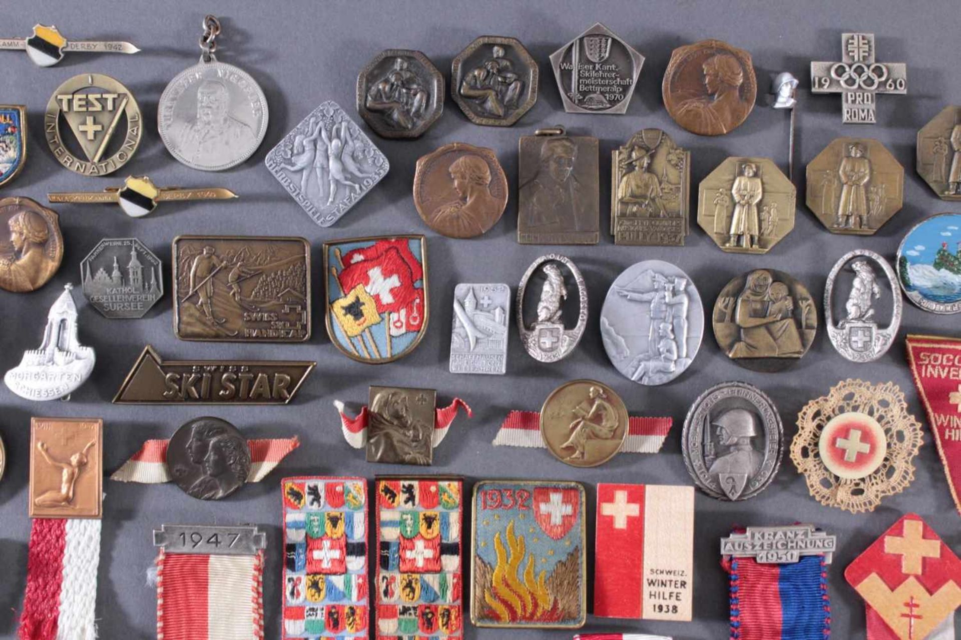 Abzeichen und Anstecker Thema: SchweizWeit über 50 Stück, viele vor 1945.Unterschiedliche - Image 3 of 7