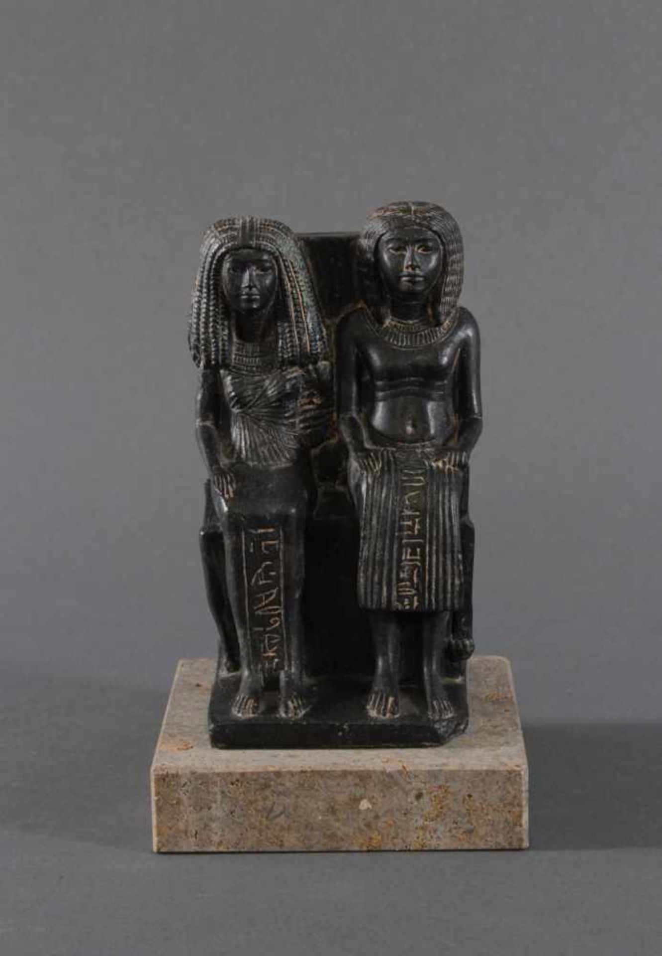 Skulptur Ägyptisches Ehepaar von Ars MundiAus Polymeres gefertigt, auf Muschelkalksockel, Ara-
