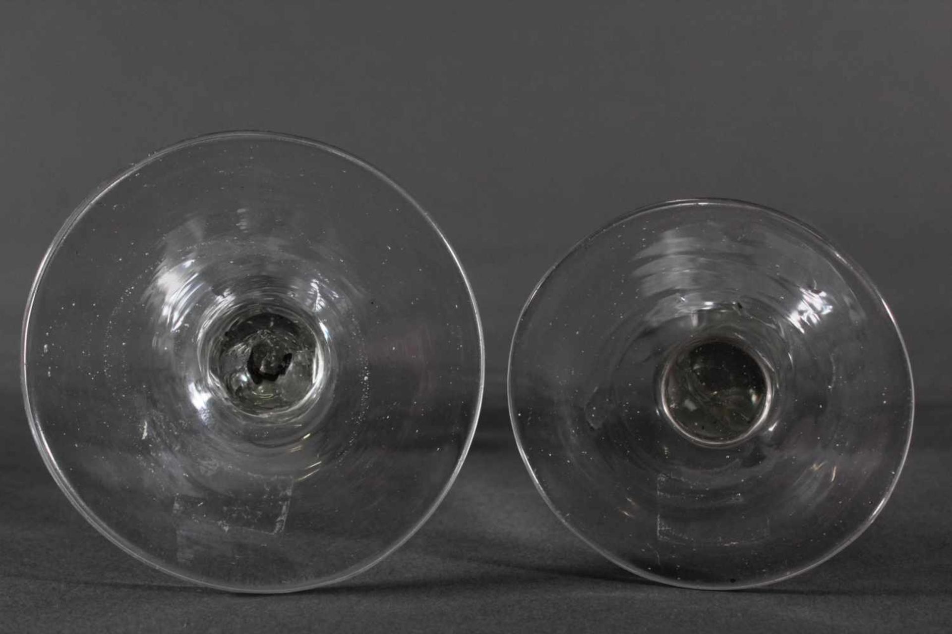 Barock Gläser, 18. Jh.Farbloses Glas, facettierte Kuppa, über rundem Scheibenfuß. Rauten- - Image 5 of 5