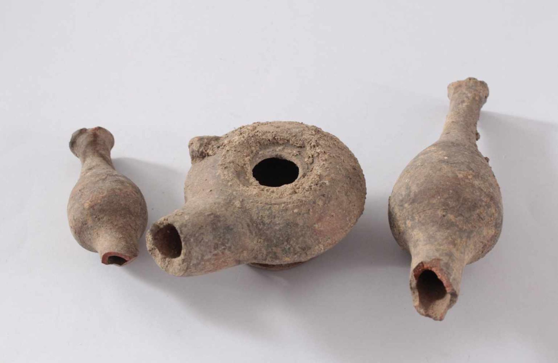 3 Ausgrabungen aus Ton1 Öllampe und 2 Duftbehälter, ca. 7, 8 und 11,5 cm, grauer und roter Scherben
