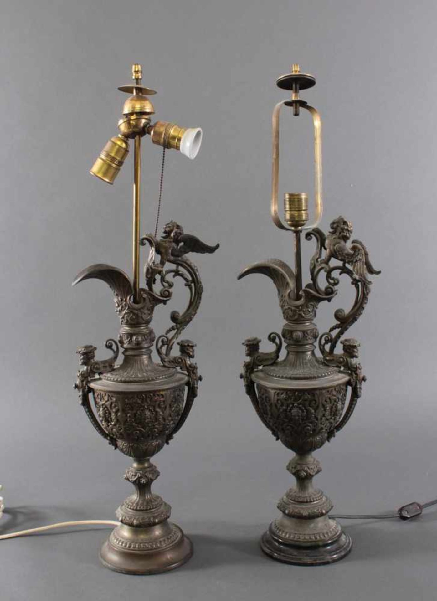 2 Tischlampe im Renaissance-Stil.Aus reliefiertem Zinkguss bronziert, in Form von Henkelkrügen, - Bild 2 aus 7