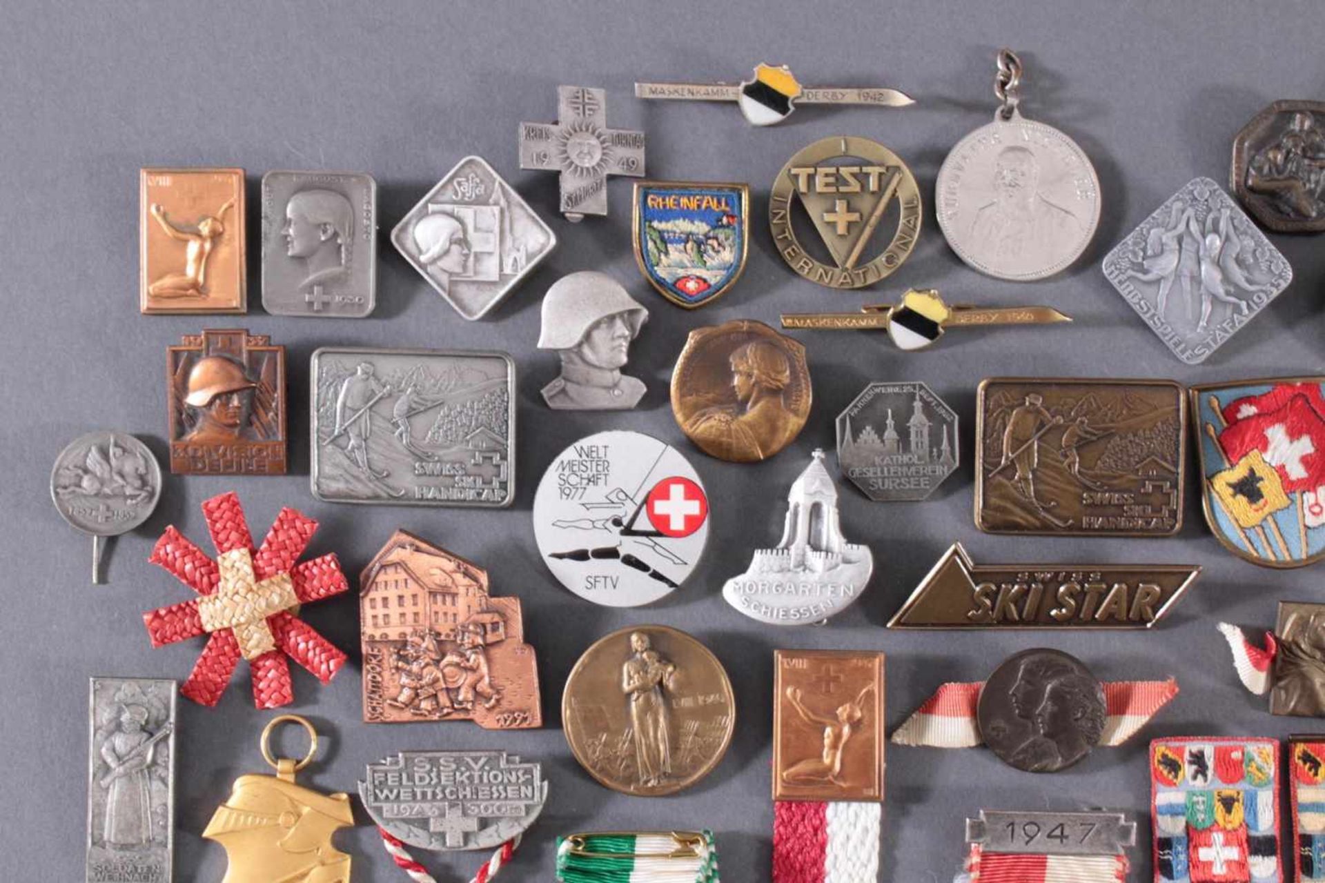 Abzeichen und Anstecker Thema: SchweizWeit über 50 Stück, viele vor 1945.Unterschiedliche - Image 2 of 7