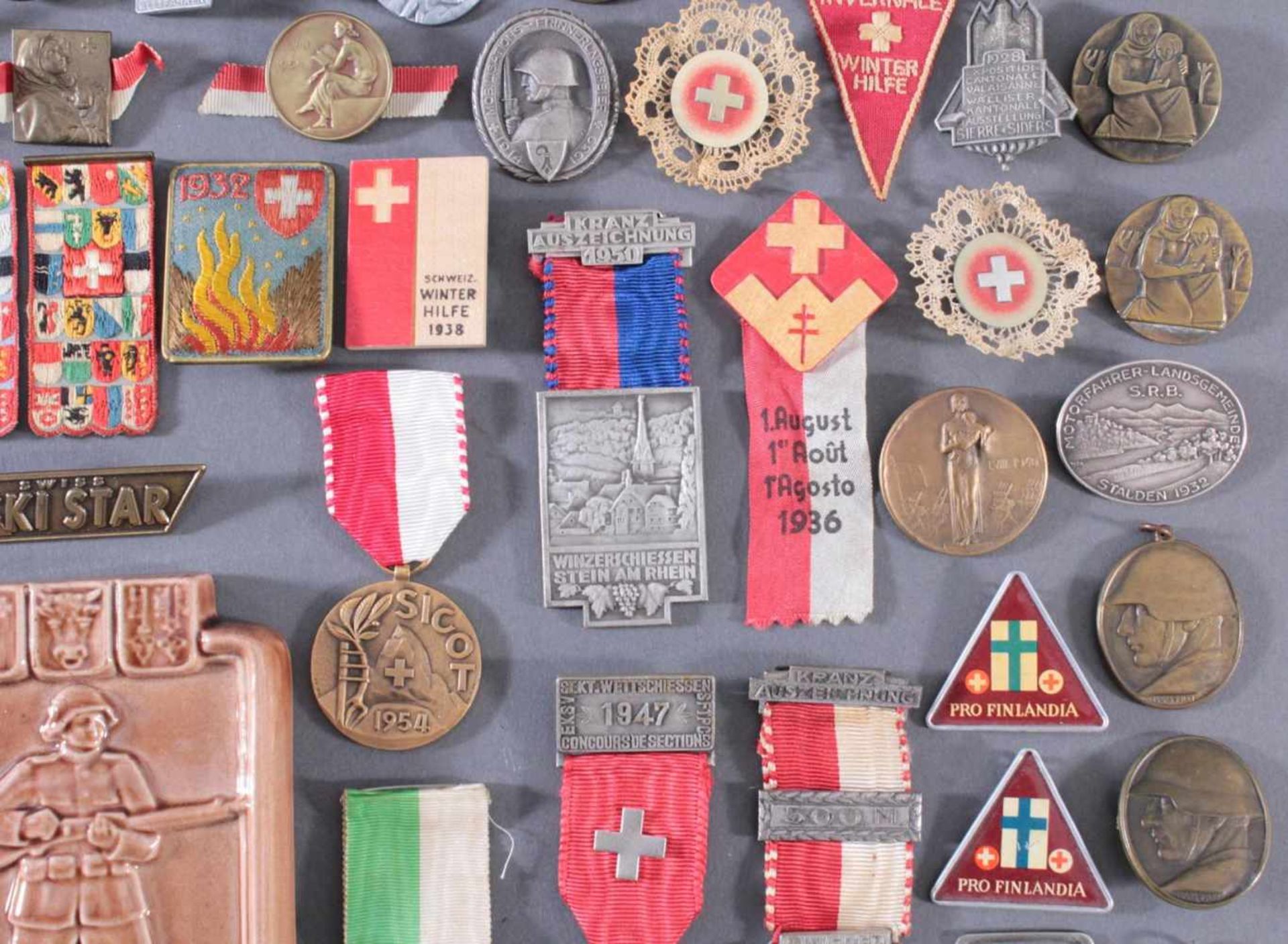Abzeichen und Anstecker Thema: SchweizWeit über 50 Stück, viele vor 1945.Unterschiedliche - Image 7 of 7