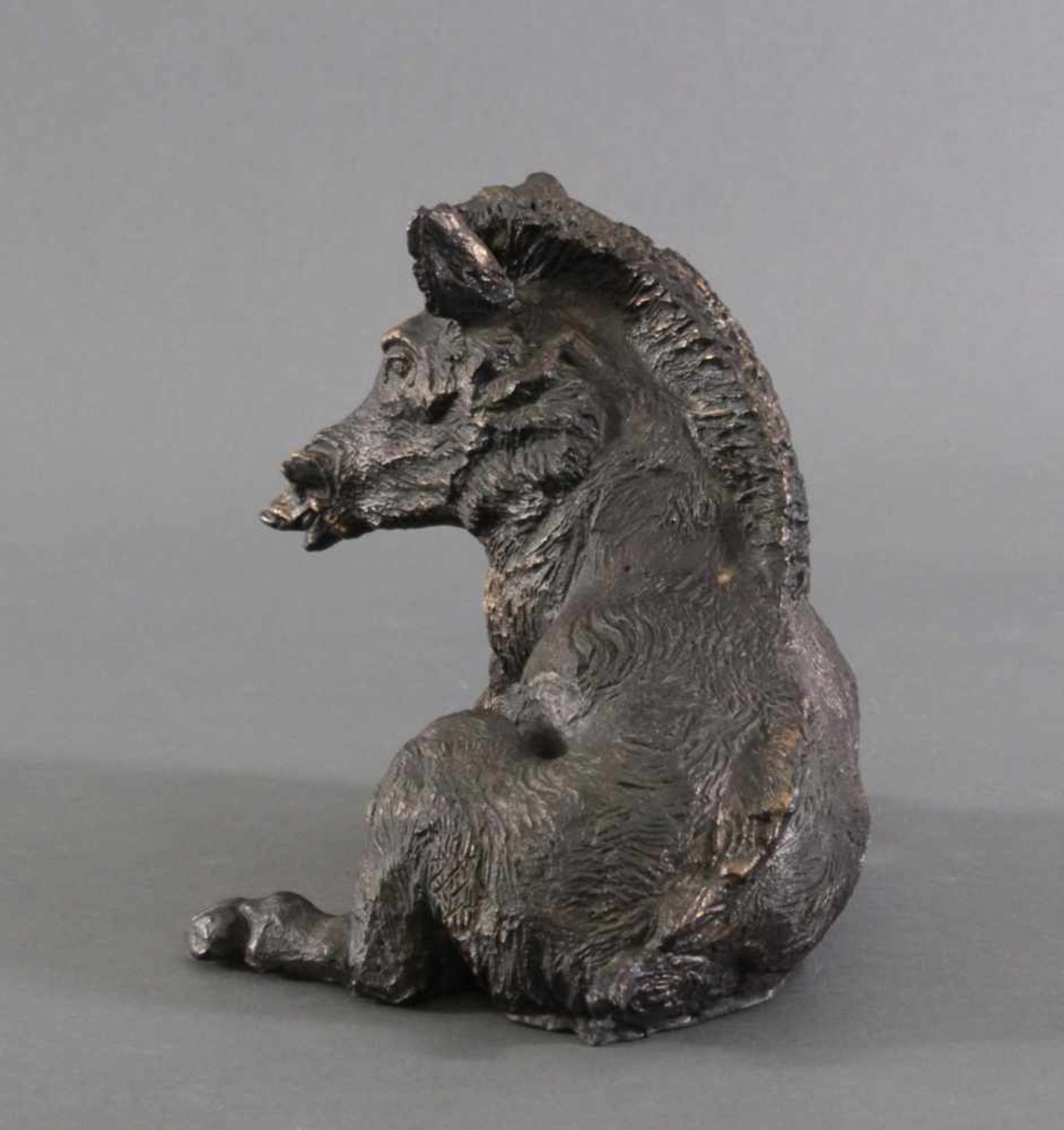 Sitzendes Wildschwein aus Bronze 20. Jh.Vollplastische Darstellung einer sitzenden Wildsau, - Image 3 of 4