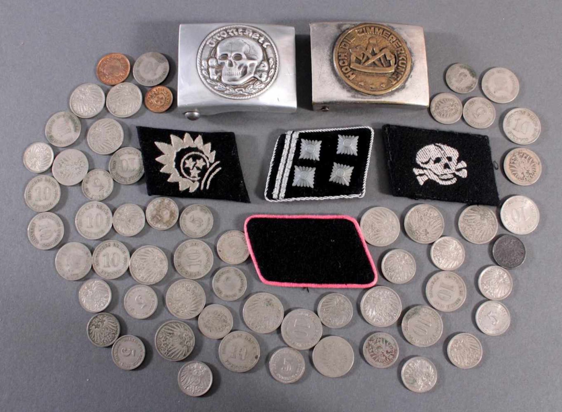 Konvolut Reichsmünzen, Stoffabzeichen und Gürtelschnallen2 Koppelschlösser mit Totenkopf und Schrift