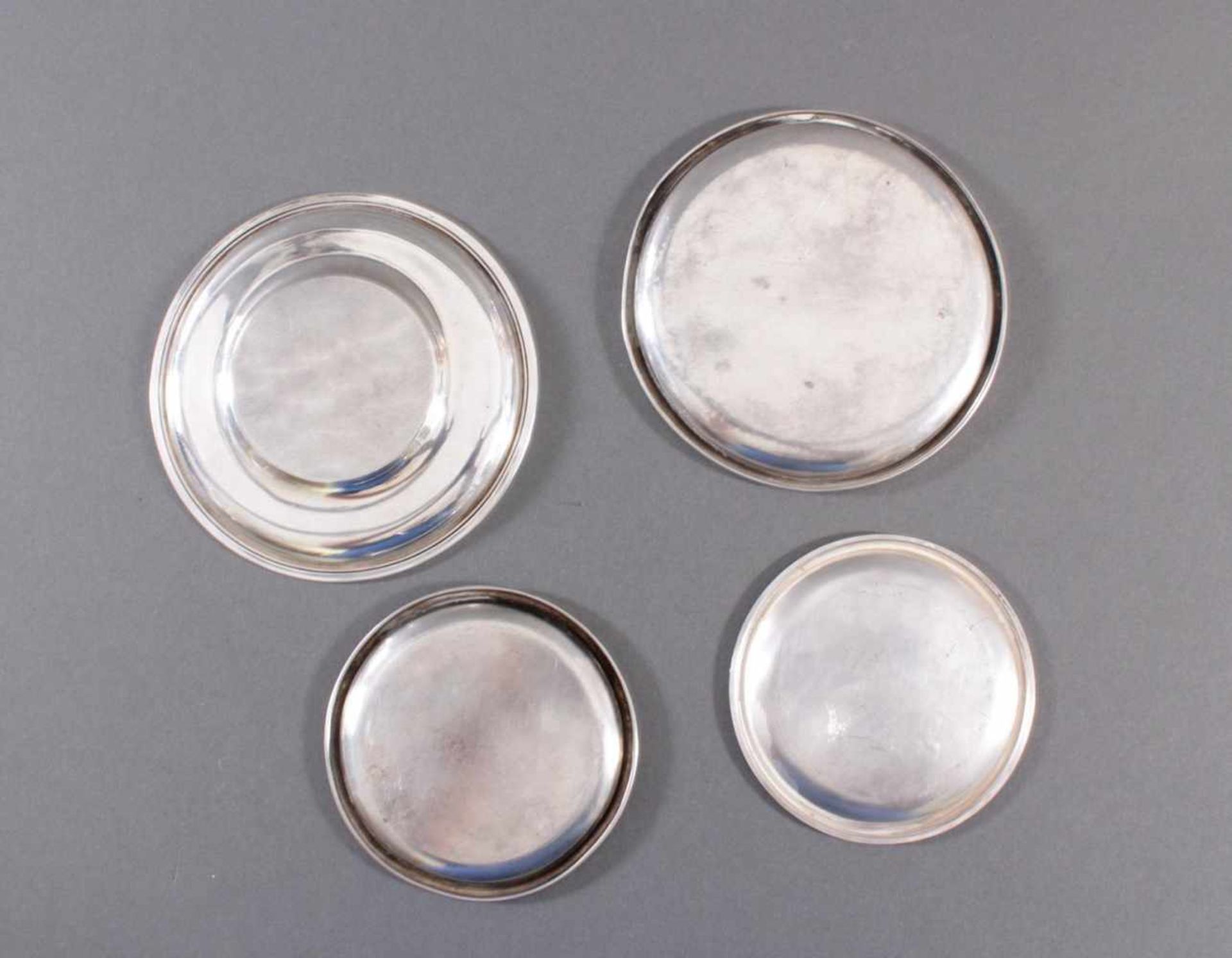 4 Silberne UntersetzerAuf dem Foto von links, 1x Sterlingsilber D-14 cm, 90 g. 1x 835er Silber, D- - Image 4 of 4