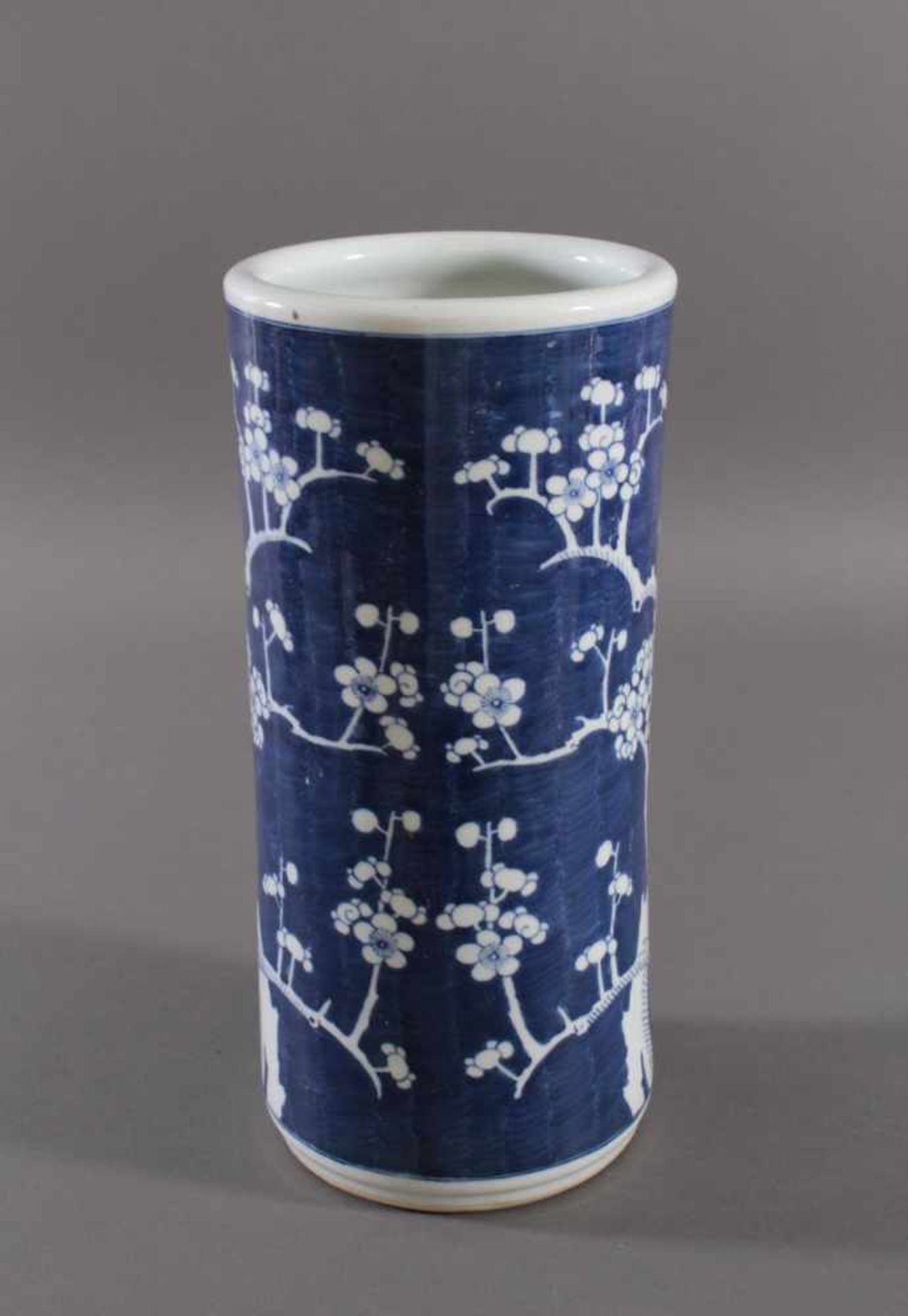 Chinesische BodenvaseRunde Porzellanvase, umlaufendes unterglasurblaues Kirschblütendekor, - Bild 3 aus 4