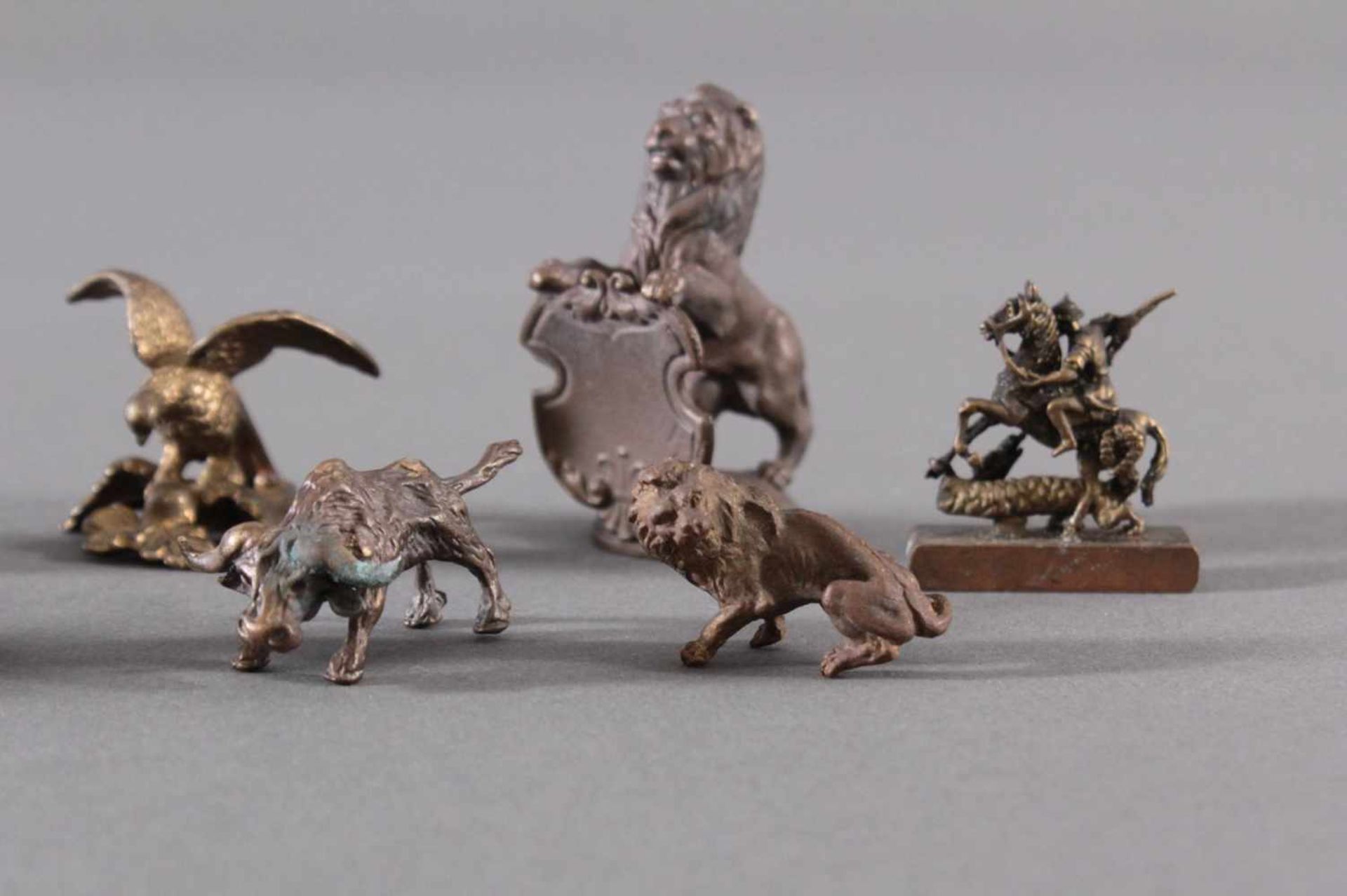 Miniatur Bronzefiguren, 10 Stück1 Löwe mit Wappenschild, ca. Höhe 5 cm. 1 Adler mit ausgebreiteten - Bild 4 aus 7