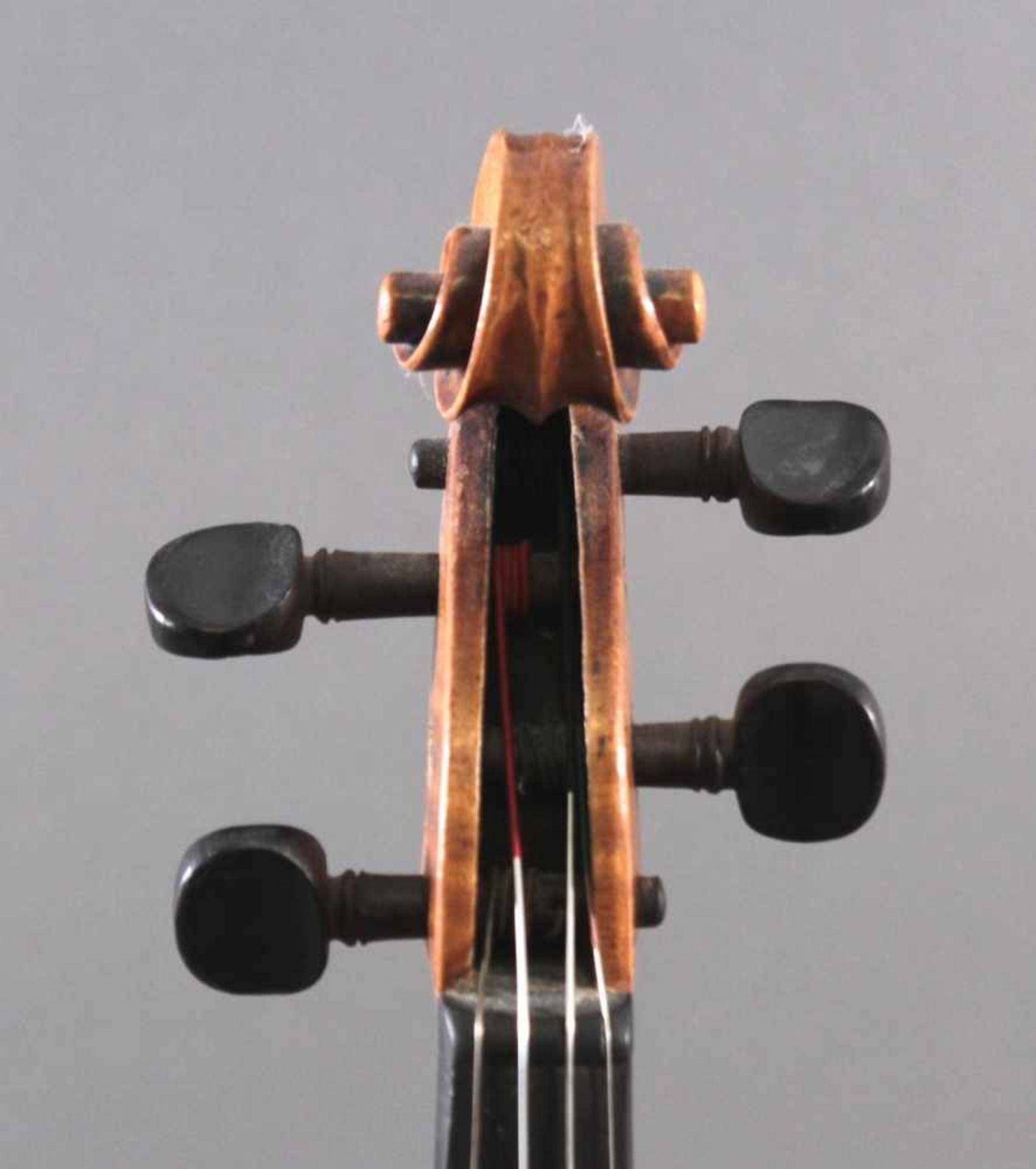 Guseto-Geige mit Geigenbogen um 1900Der Drehknopf am Bogen fehlt, wurde am Steg repariert, - Bild 5 aus 8