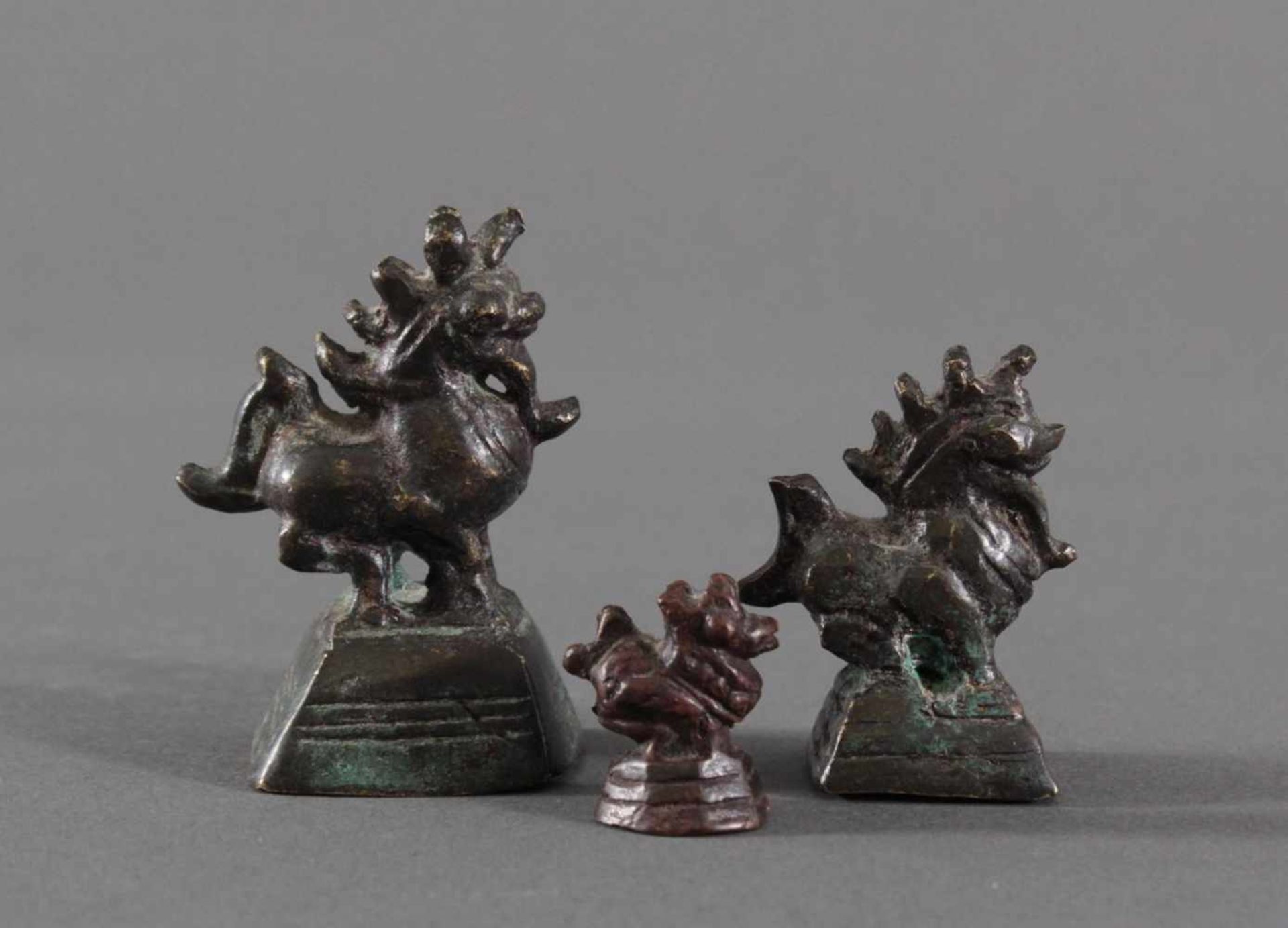 Drei figürliche Opium-GewichteChina, um 1900, Bronze, in Form von Löwen, ca. 2/4,5/5,5 cm - Image 2 of 5