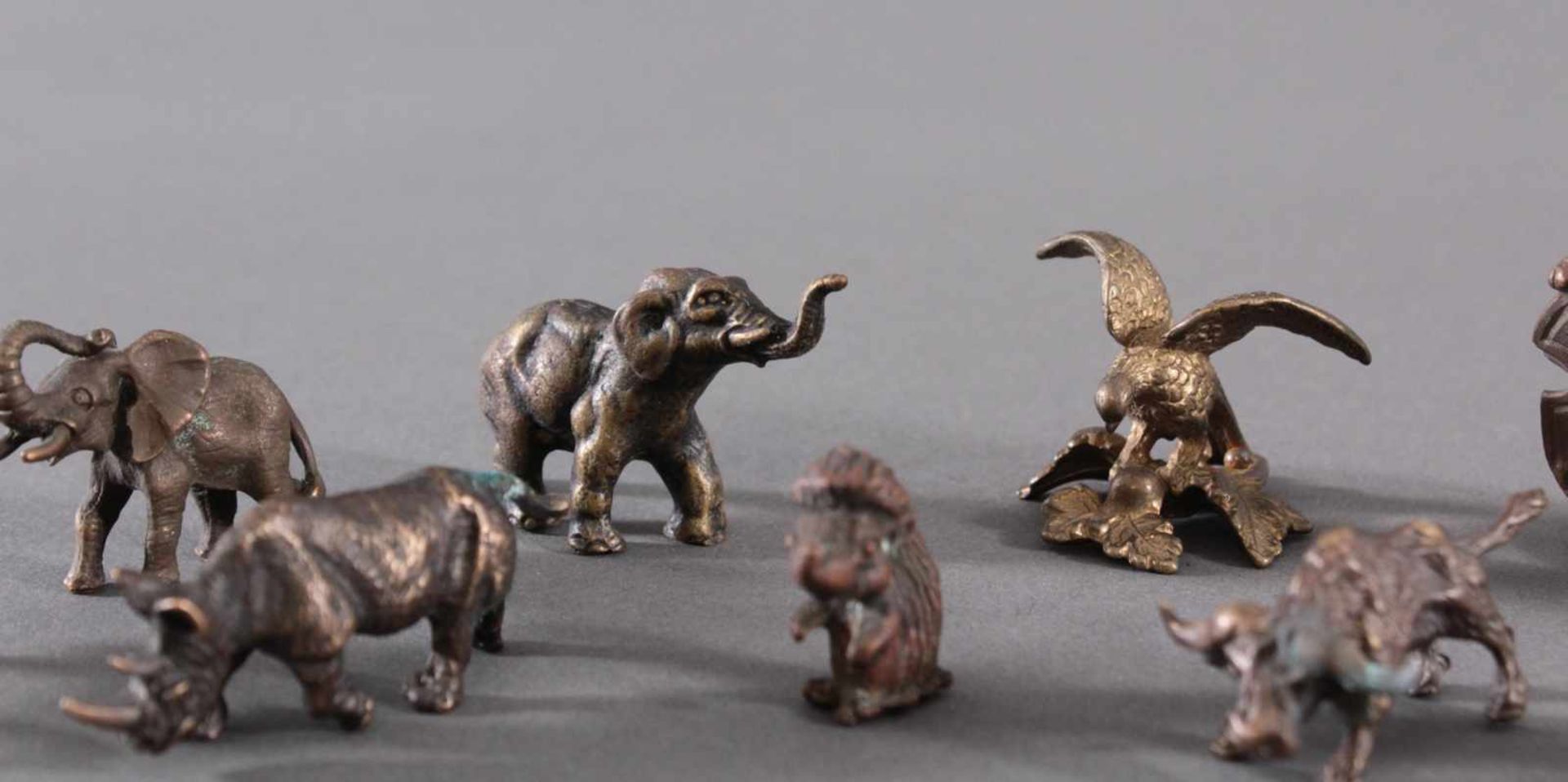 Miniatur Bronzefiguren, 10 Stück1 Löwe mit Wappenschild, ca. Höhe 5 cm. 1 Adler mit ausgebreiteten - Bild 6 aus 7