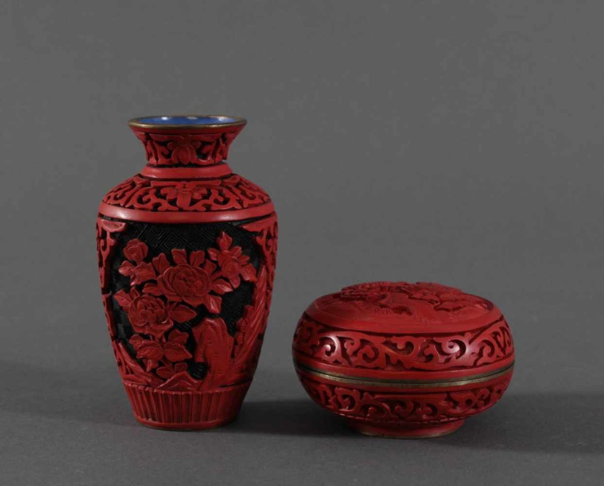 Schichtlack-Deckeldose und Vase, China, Mitte 20. JahrhundertAußenwandung mit dickem, zweifarbigen - Bild 2 aus 4