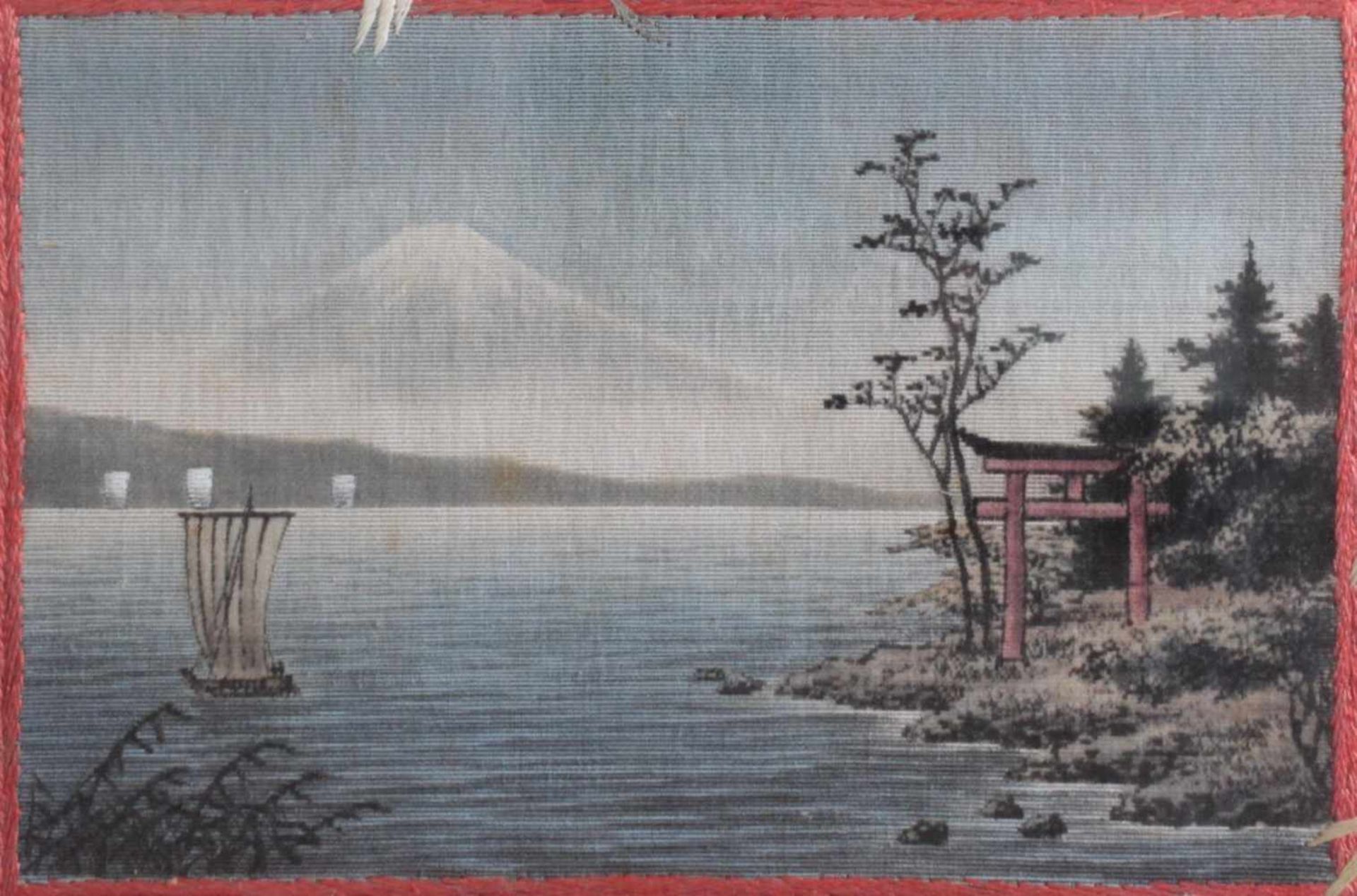 Japanisches Stickbild um 1900Seelandschaft mit Booten und Blick auf den Fuji, umringt von Kranichen, - Image 2 of 2