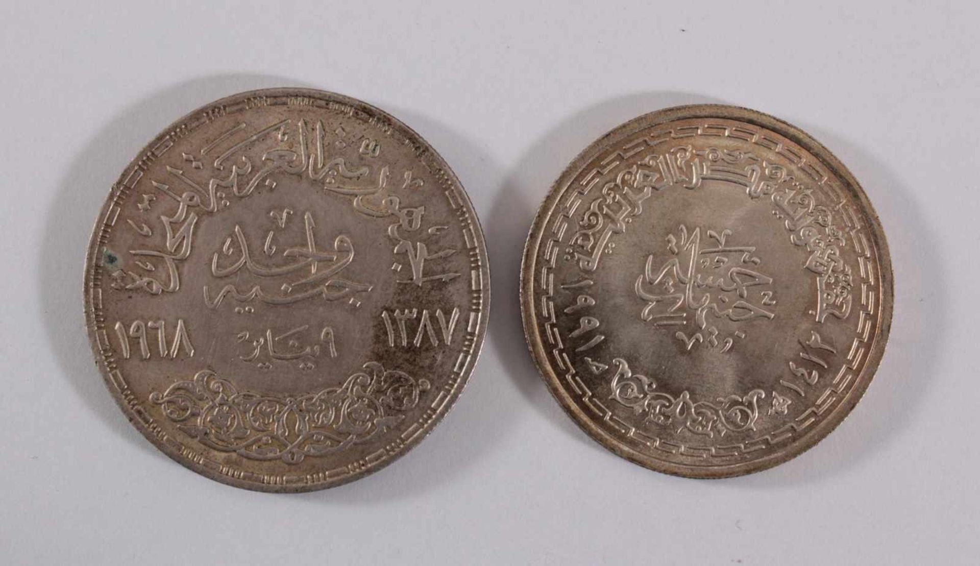 2 Silbermedaillen, 1974 und 1991. Arabische Welt / IslamErhaltung vz, Patina, Durchmesser 37 und - Bild 2 aus 2