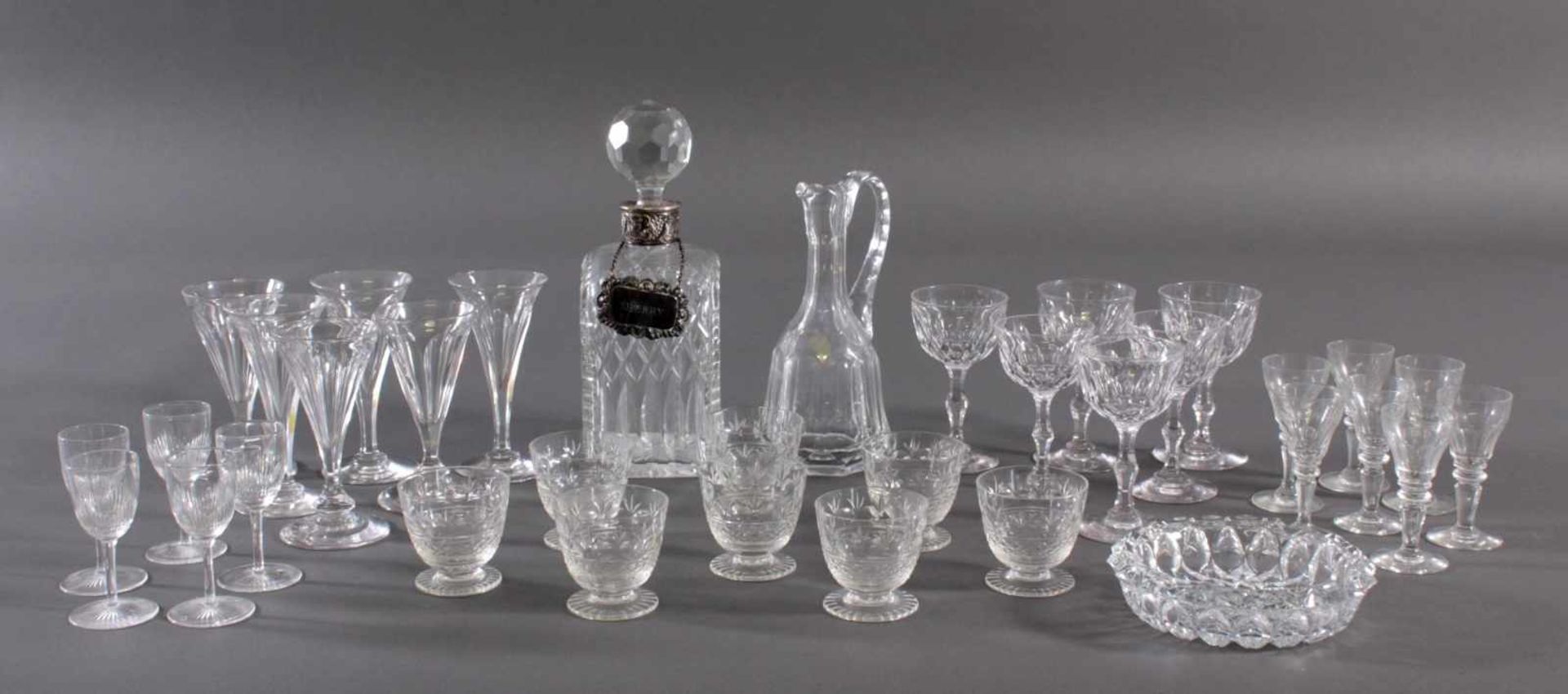 Umfangreiches Konvolut Glas, 35 TeileFarbloses Kristallglas, unterschiedliche Formen und Dekore.