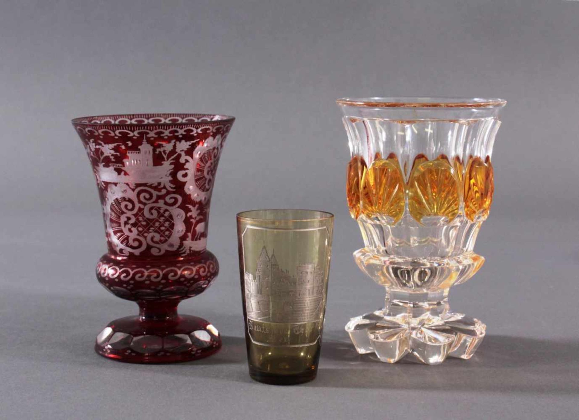 2 Pokalgläser und 1 Andenkenglas um 1900Klarglas mit partieller Farbeinschmelzung, mundgeblasen