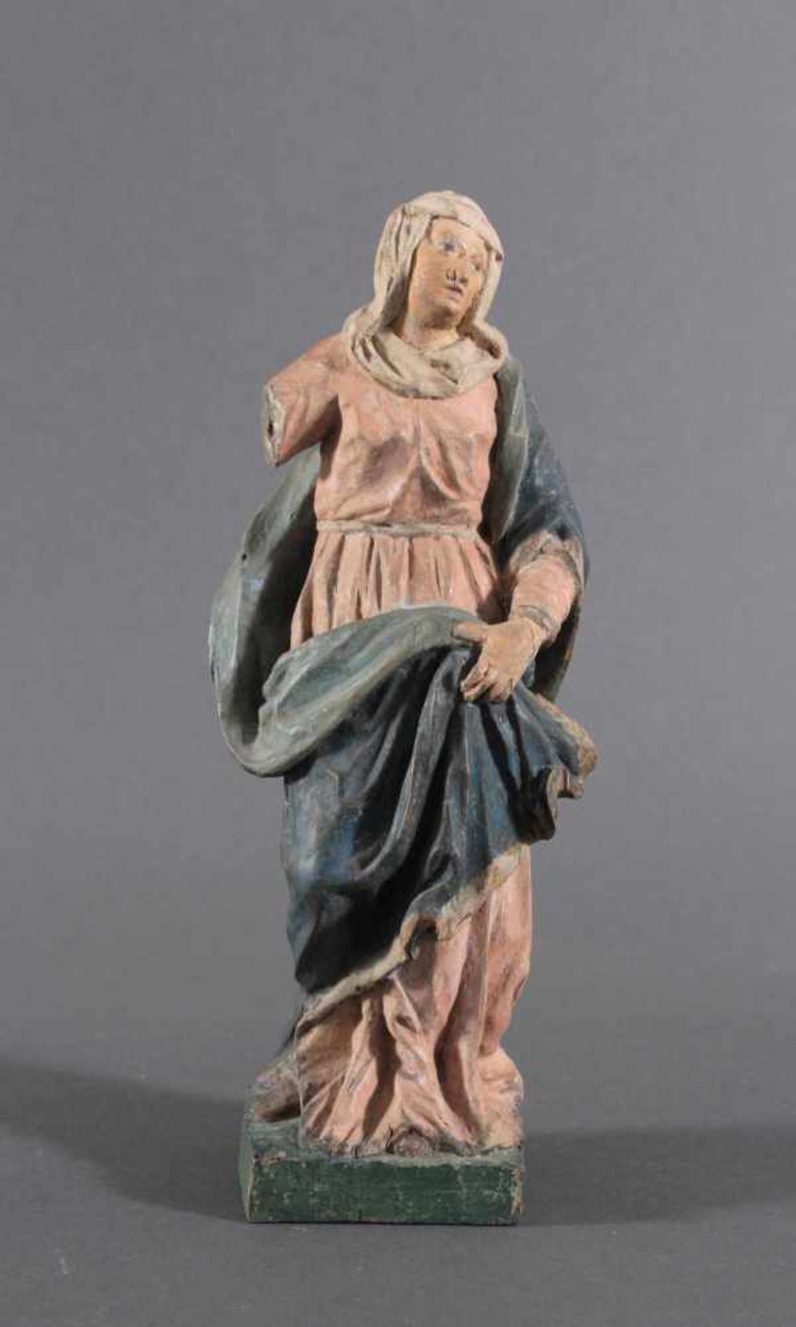 Holzskulptur, Maria mit langem Gewand, 18. JahrhundertDarstellung Maria, den Blick nach vorne