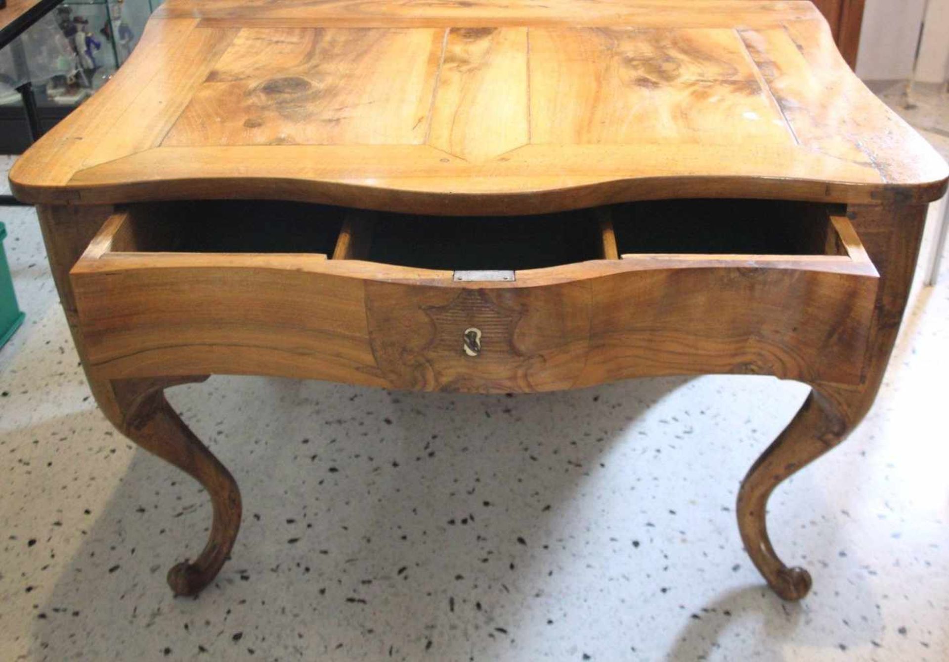 Barock-Schreibtisch, wohl Süddeutsch 18. Jh.Massivholz, 1 schübiges Gestell auf geschweiften Beinen, - Bild 2 aus 3