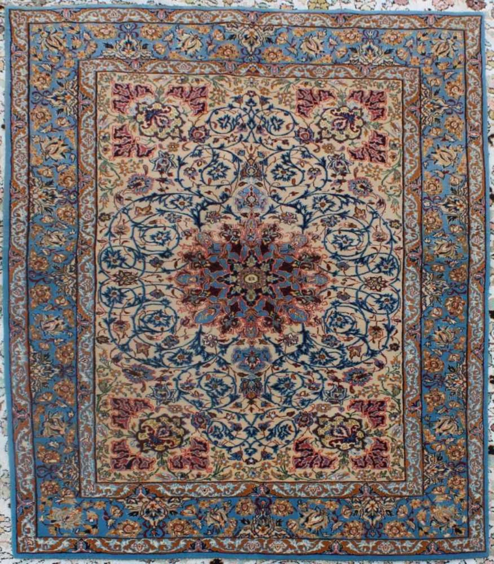 OrientteppichFlorales Muster mit Rankwerk, auf blauem Grund, Maße: 135 x 107,5 cm