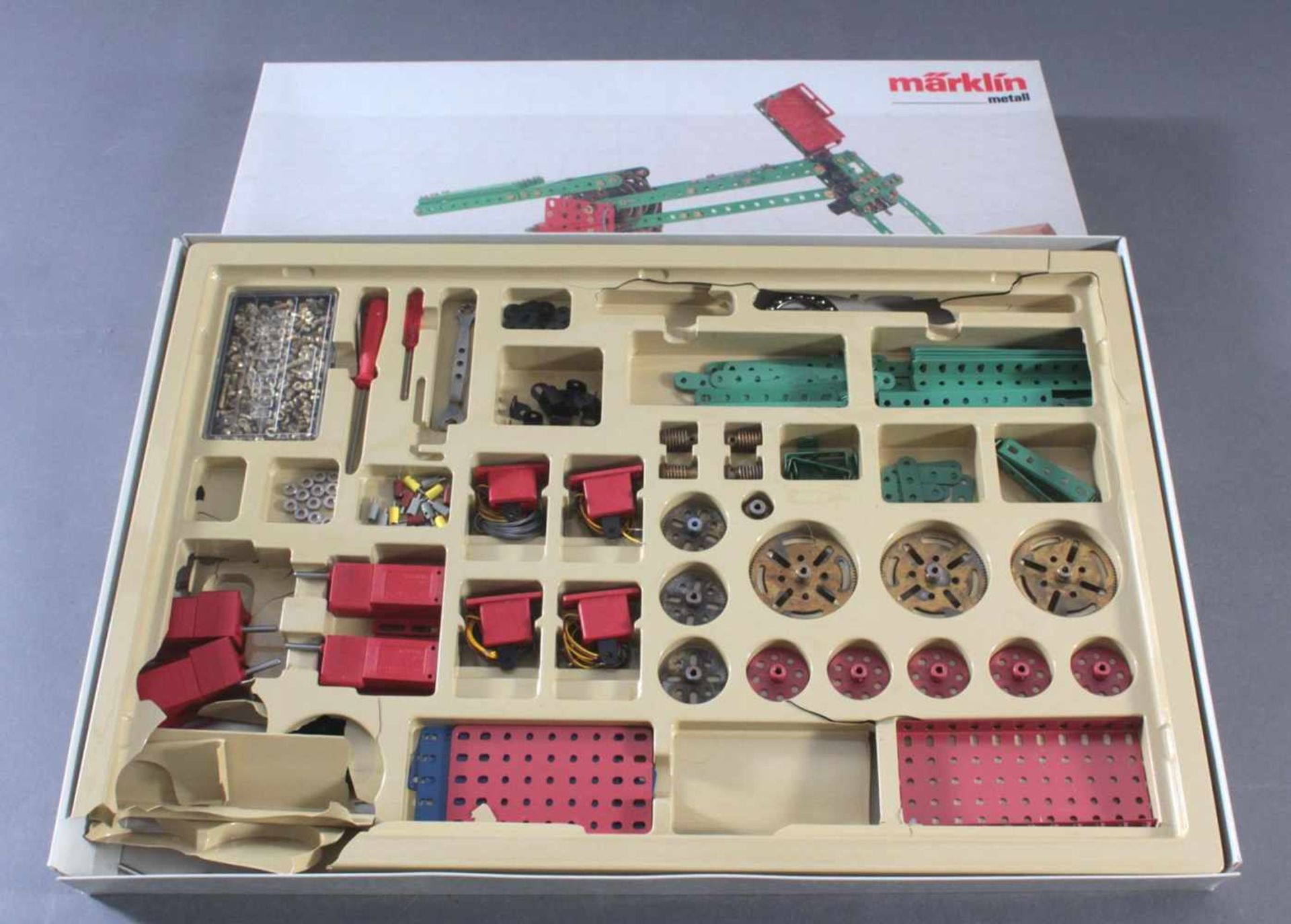 Märklin Roboter Baukasten 1007Augenscheinlich vollzählig, Plastikinlay defekt.