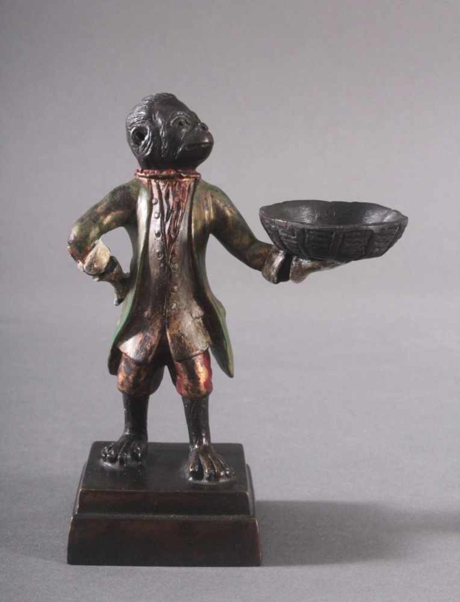 Bronze-Skulptur, Affe mit runder AnbietschaleStehender Affe auf viereckiger Plinthe, in der linken