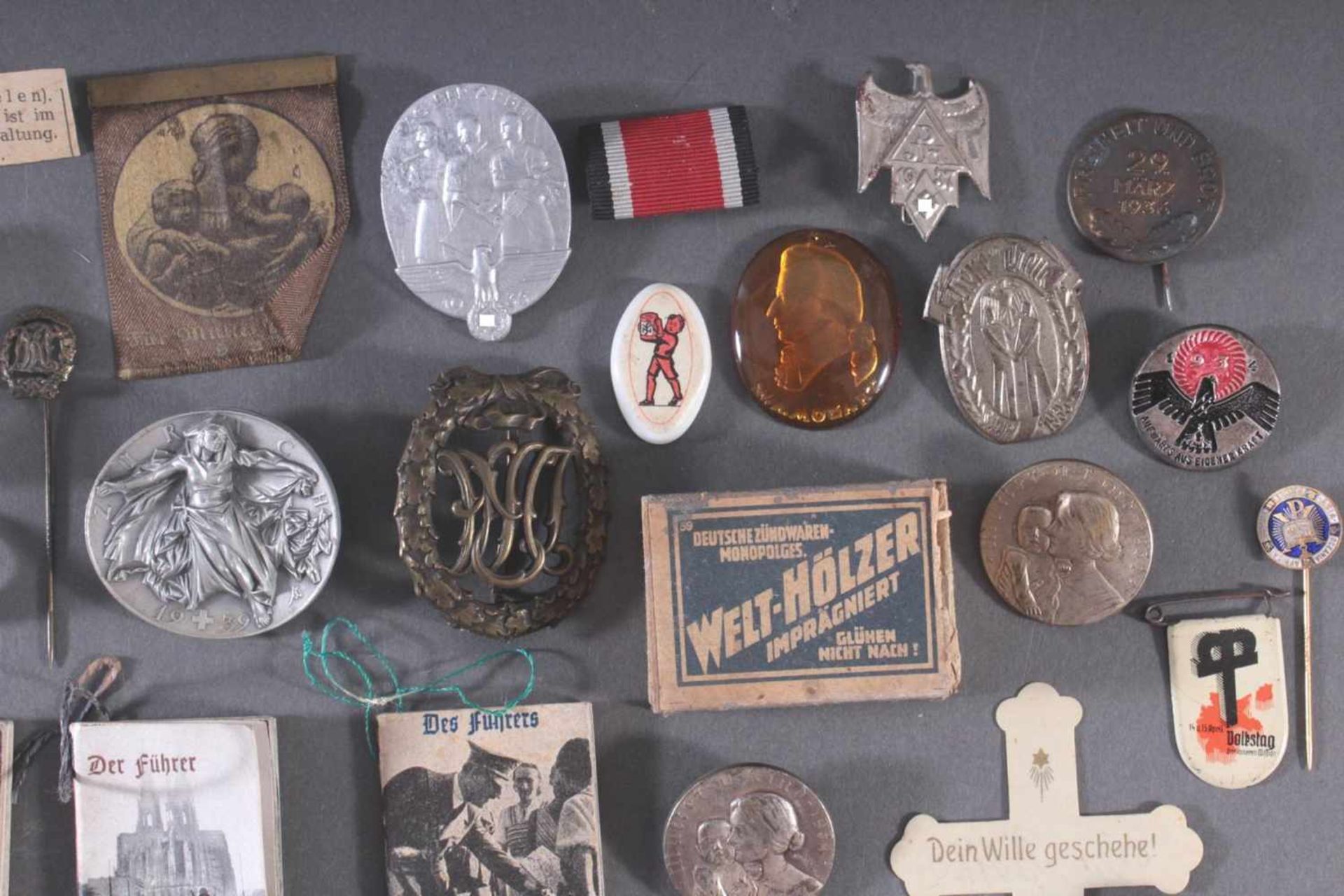 Konvolut HistorikaHolzschatulle mit WHW Abzeichen, Verwundetenabzeichen, Silberring, Medaillen am - Bild 3 aus 5