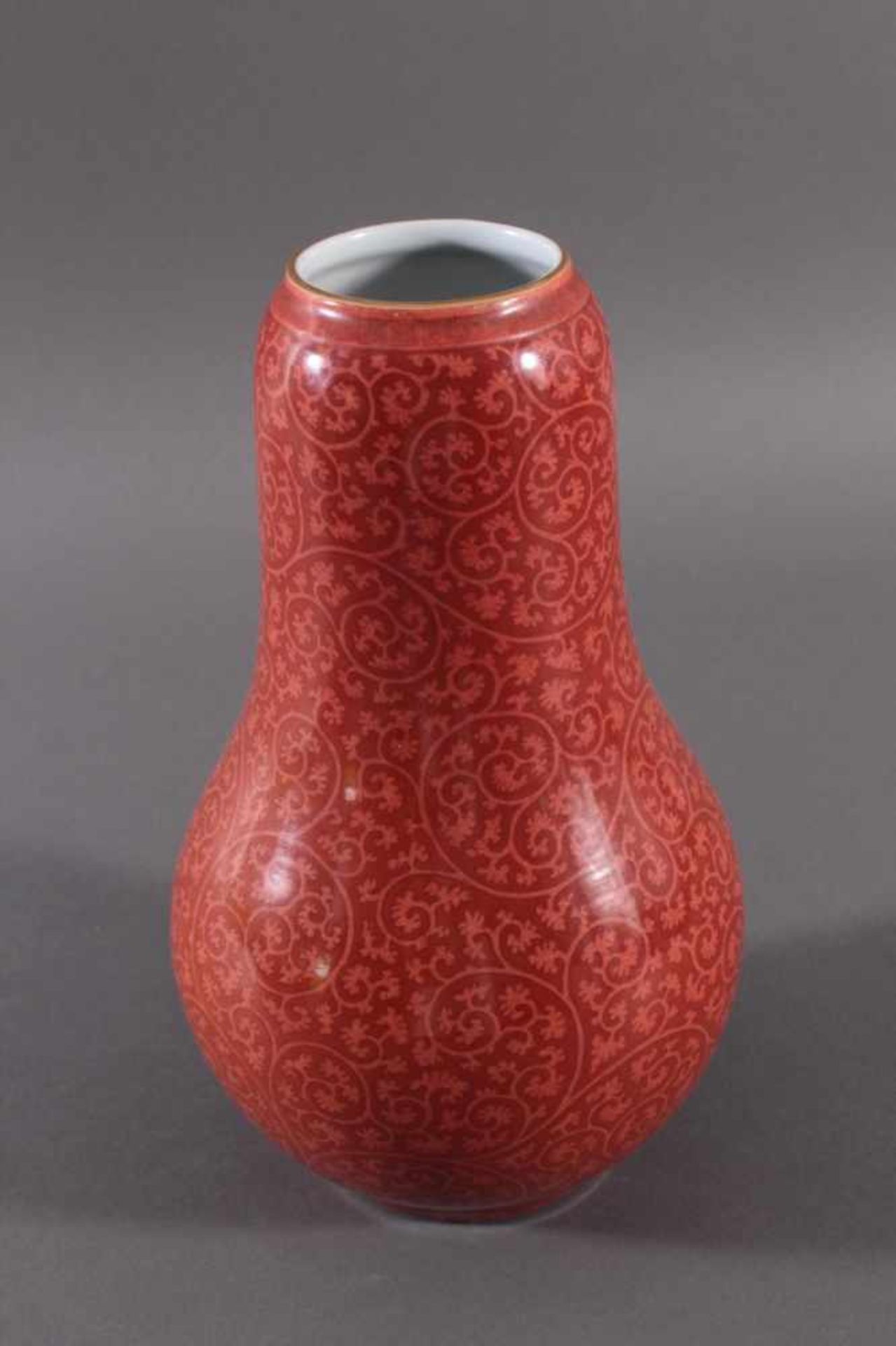 Große Porzellanvase, China Qing-DynastieGebauchte Form mit langem Hals, Weißporzellan mit roter - Bild 2 aus 4